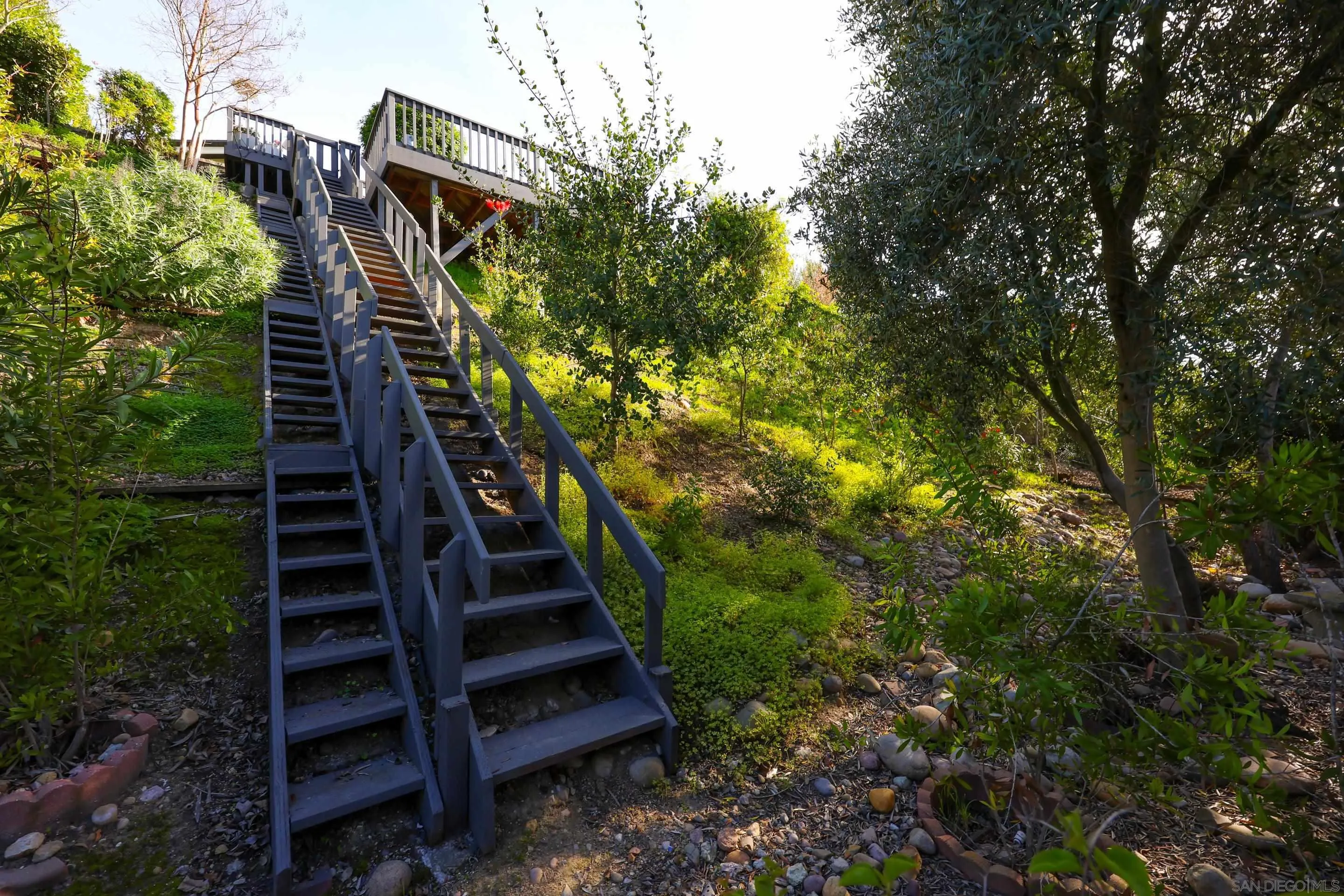 https://cdn.realtyfeed.com/cdn/127/260004114/b9c4f3351d59f8227a4ad815844dfe63.webp