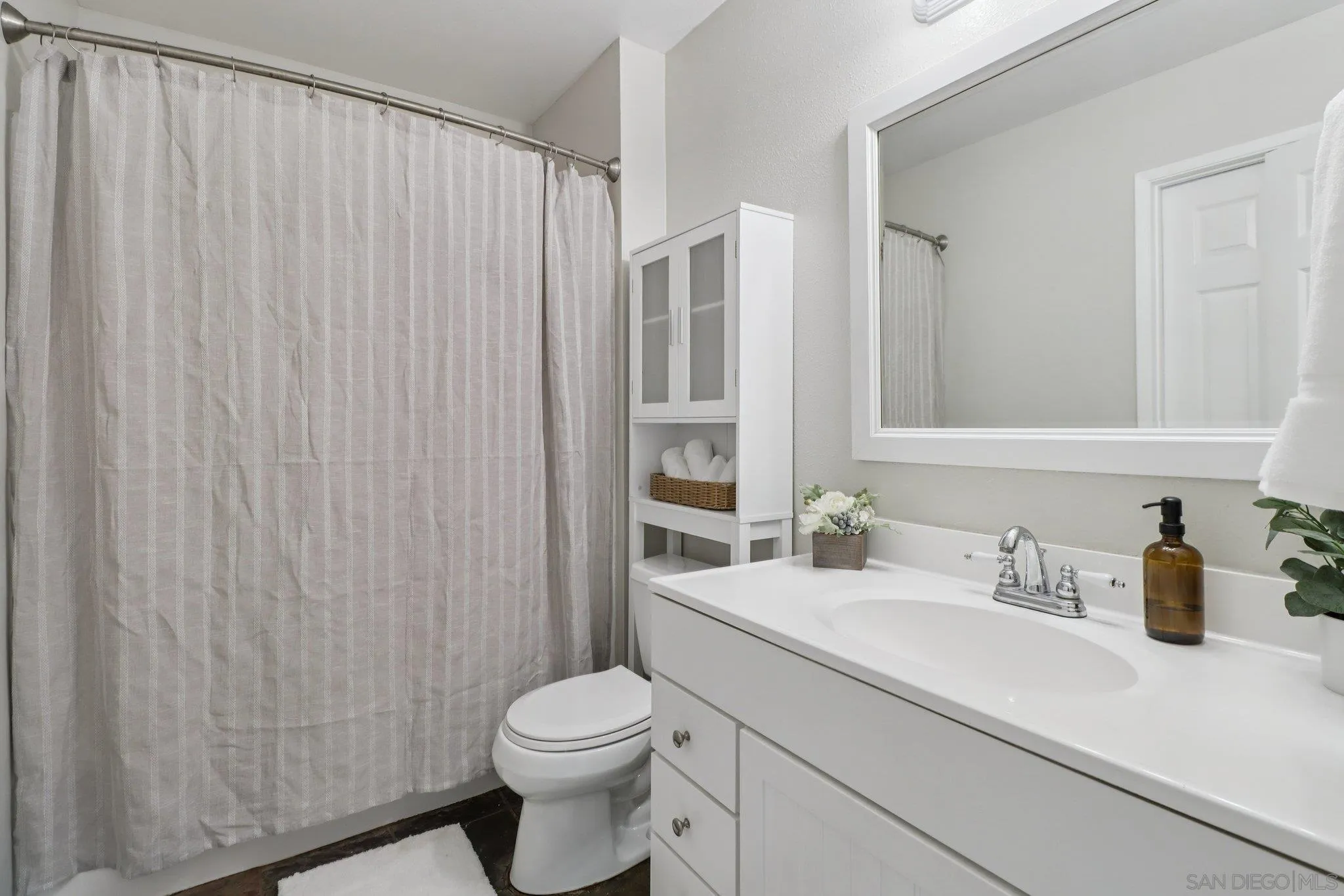 https://cdn.realtyfeed.com/cdn/127/260004118/11a750f0c8b9314bb0ef0d5724211793.webp
