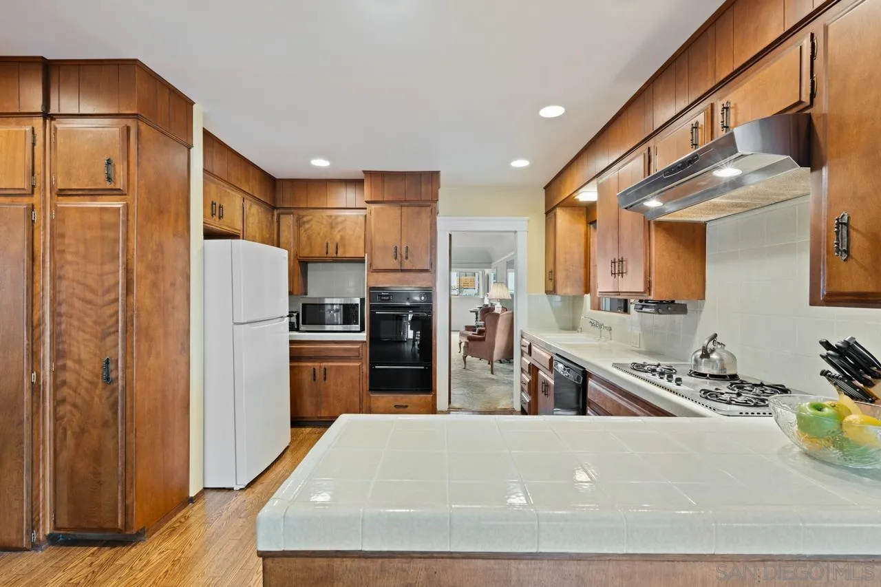 https://cdn.realtyfeed.com/cdn/127/260004121/bdf95d23817dd012127040a512417b37.webp