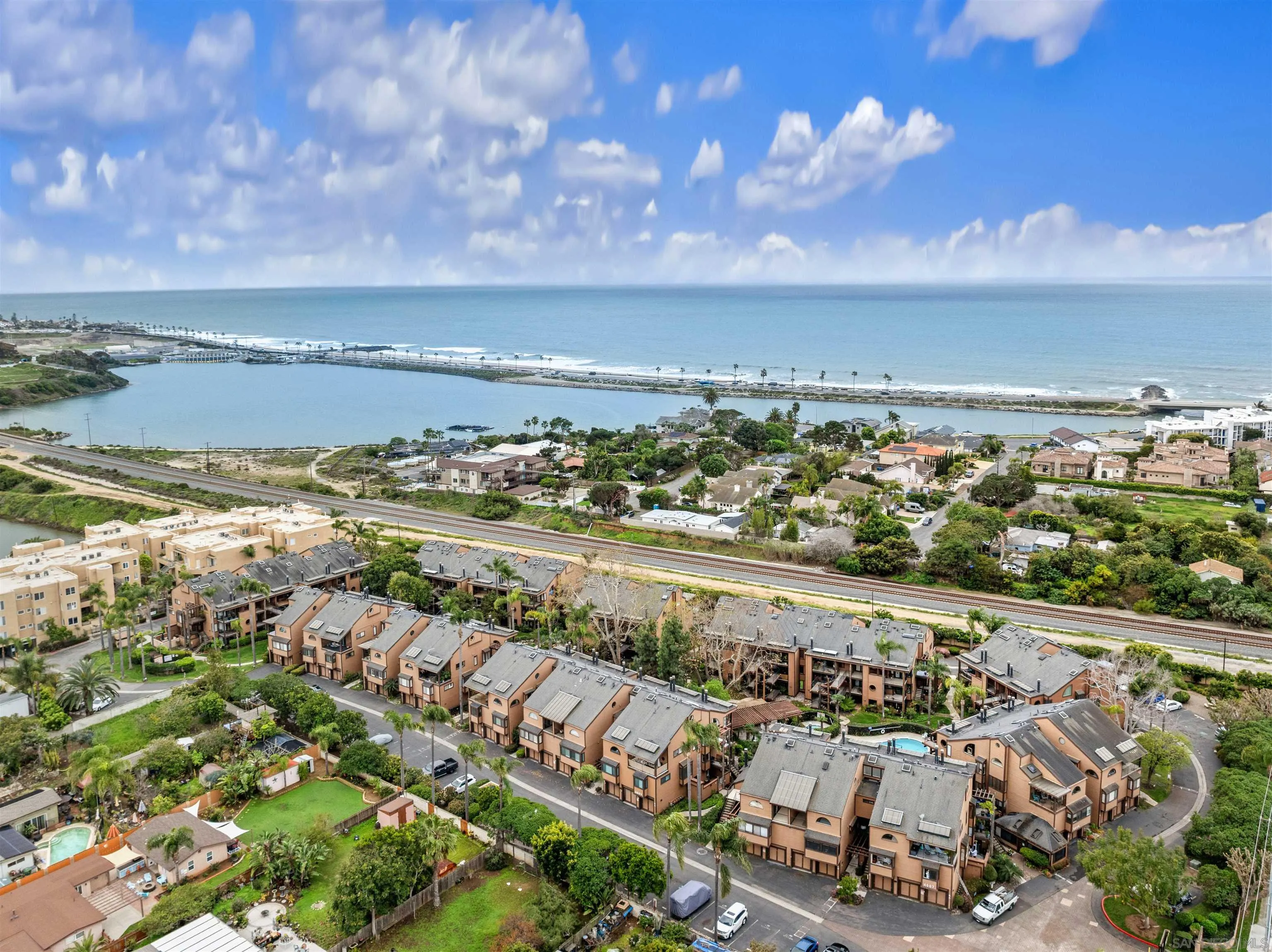 https://cdn.realtyfeed.com/cdn/127/260004141/94ed729705f9469735020380c126ee69.webp