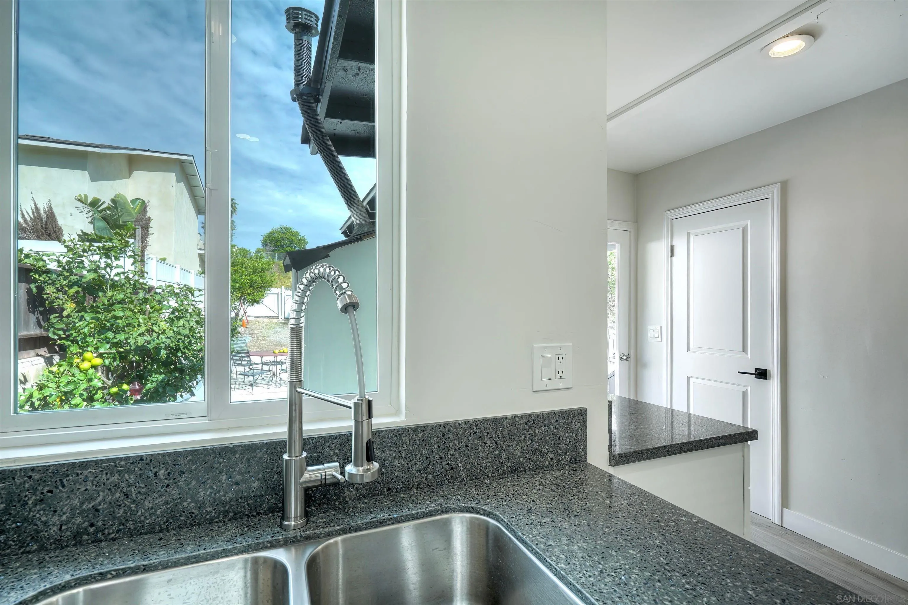 https://cdn.realtyfeed.com/cdn/127/260004155/ccb693190bfb8e2814294095675e0d75.webp