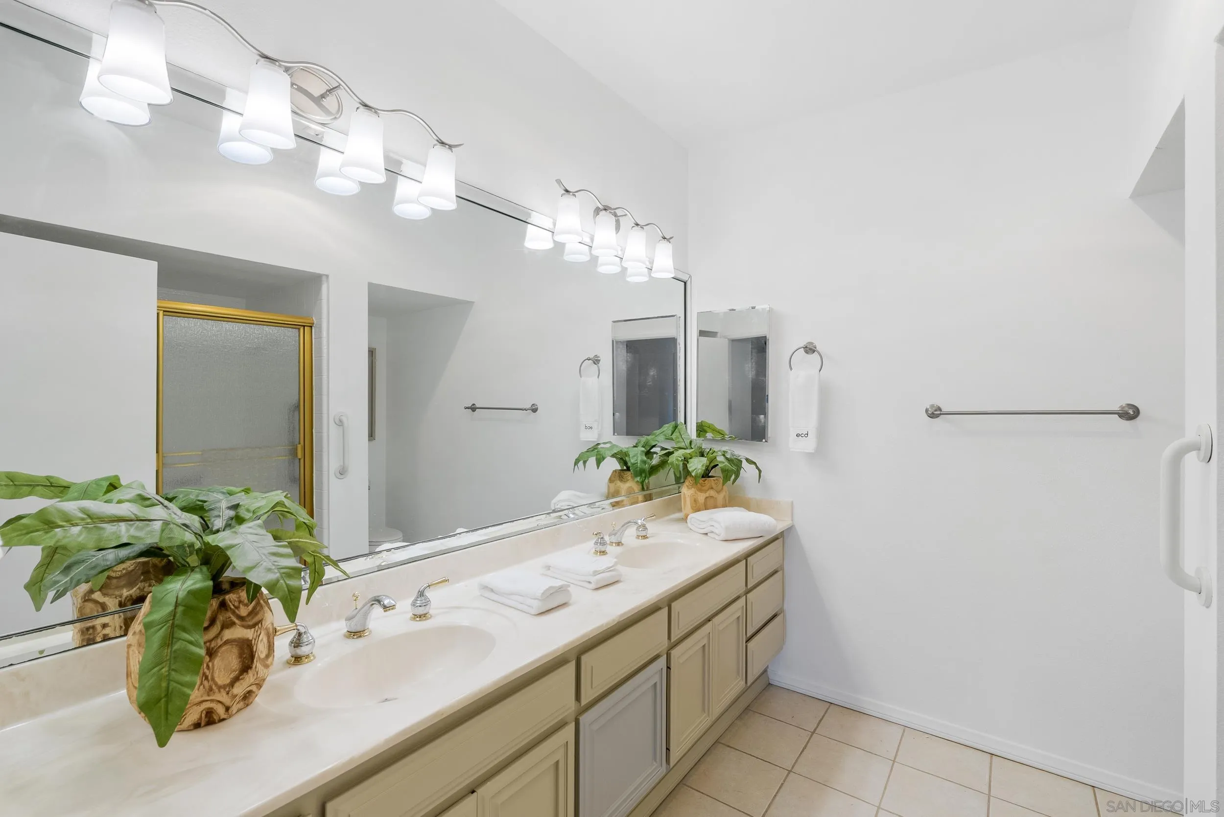 https://cdn.realtyfeed.com/cdn/127/260004180/44ec6752bf0db3f9c966d1de1b9c93ba.webp