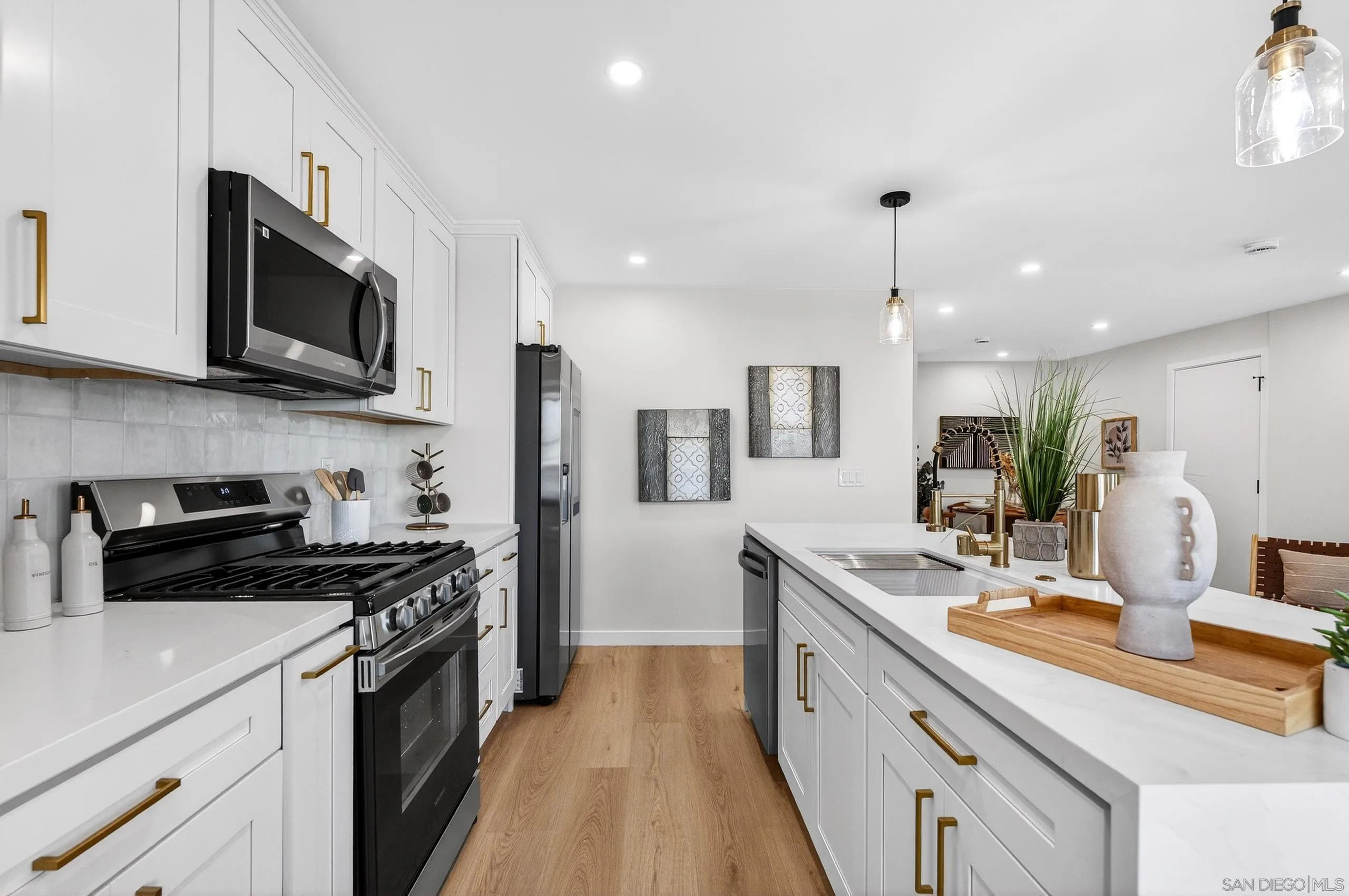 https://cdn.realtyfeed.com/cdn/127/260004198/edc800d4a212f93605b3d9e112d1db1c.webp