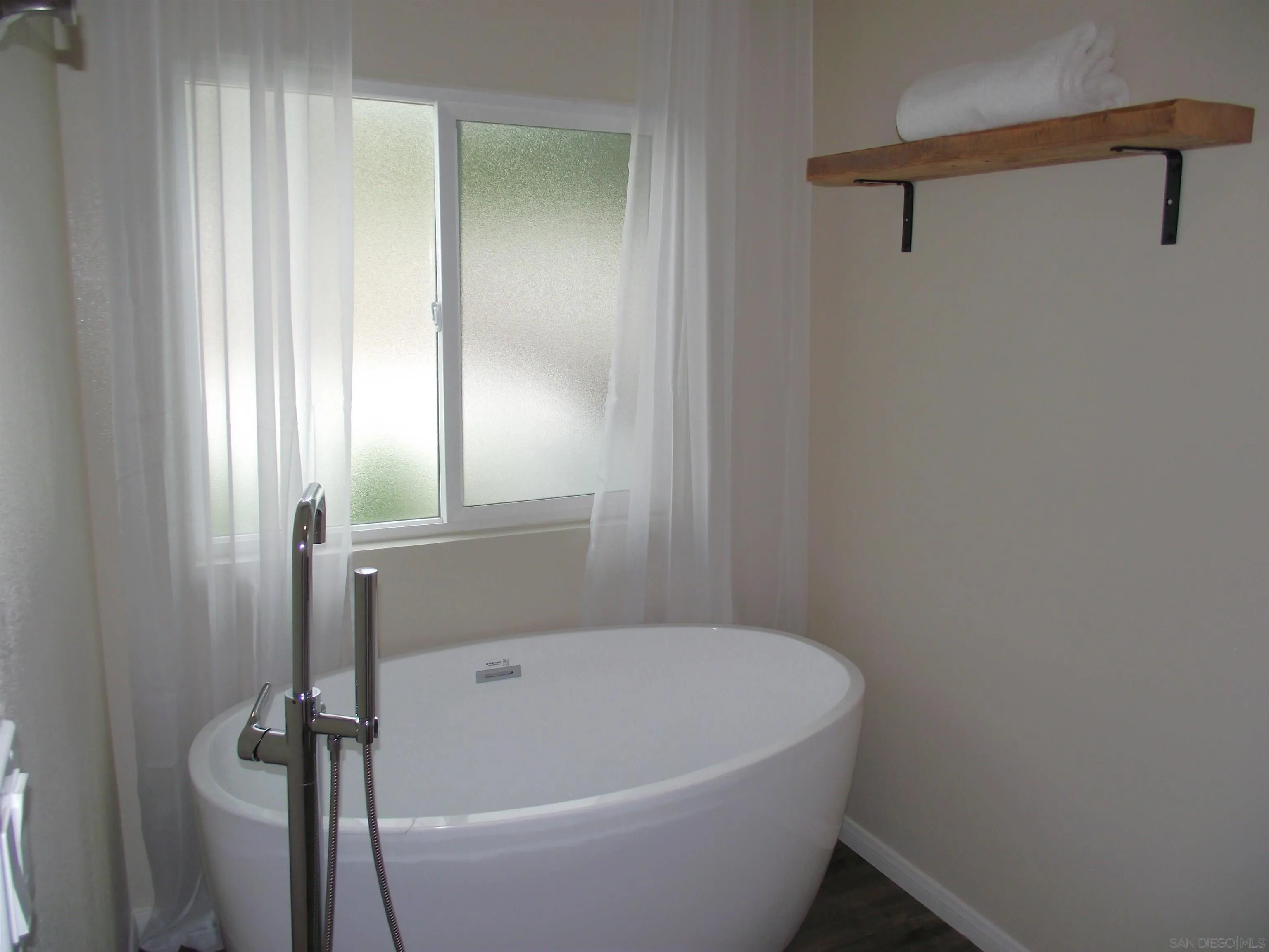 https://cdn.realtyfeed.com/cdn/127/260004203/842f897b2c57242e170985112651a987.webp