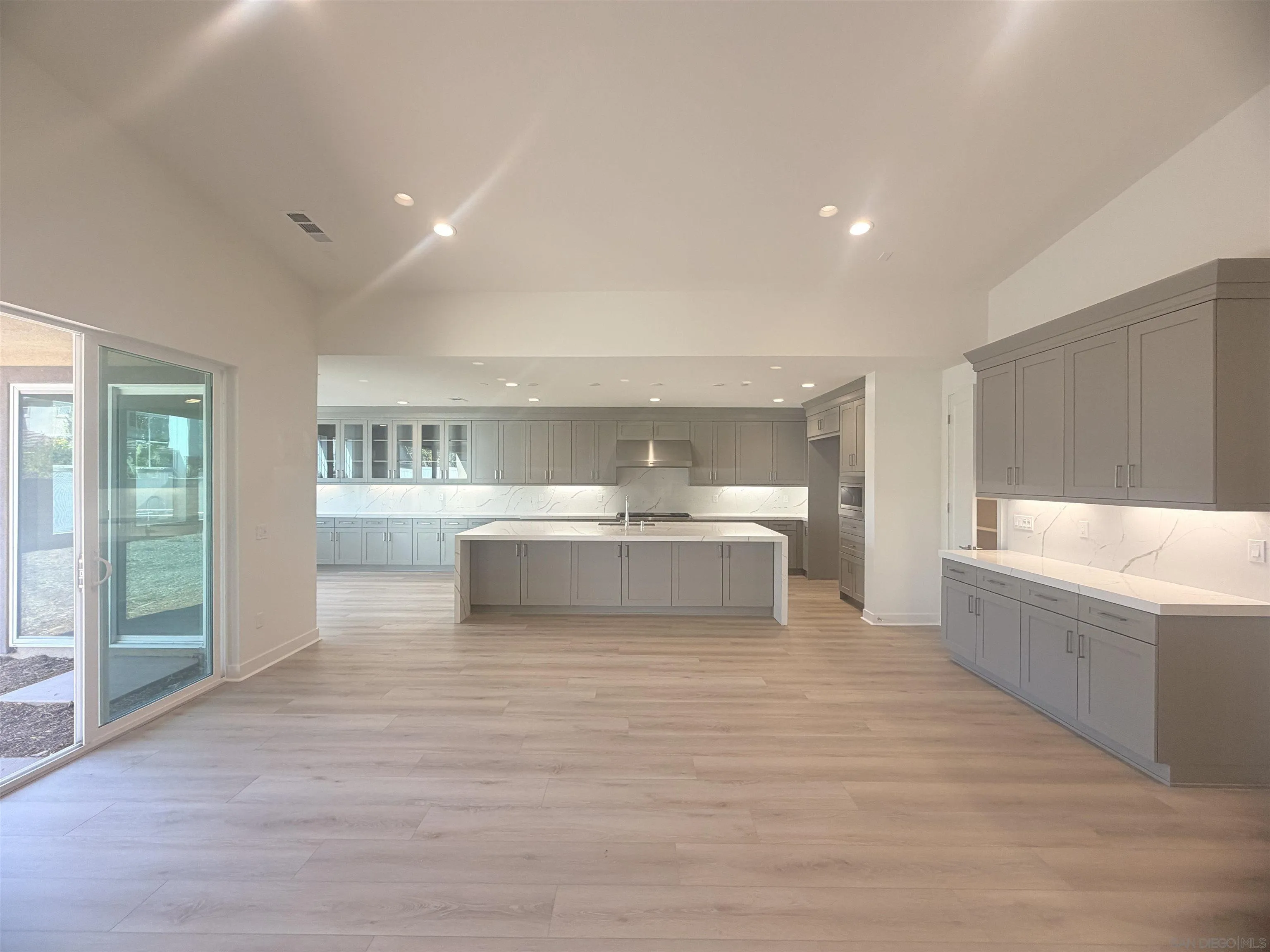 https://cdn.realtyfeed.com/cdn/127/260004216/44c172b5fdd85def35057410f11b755f.webp