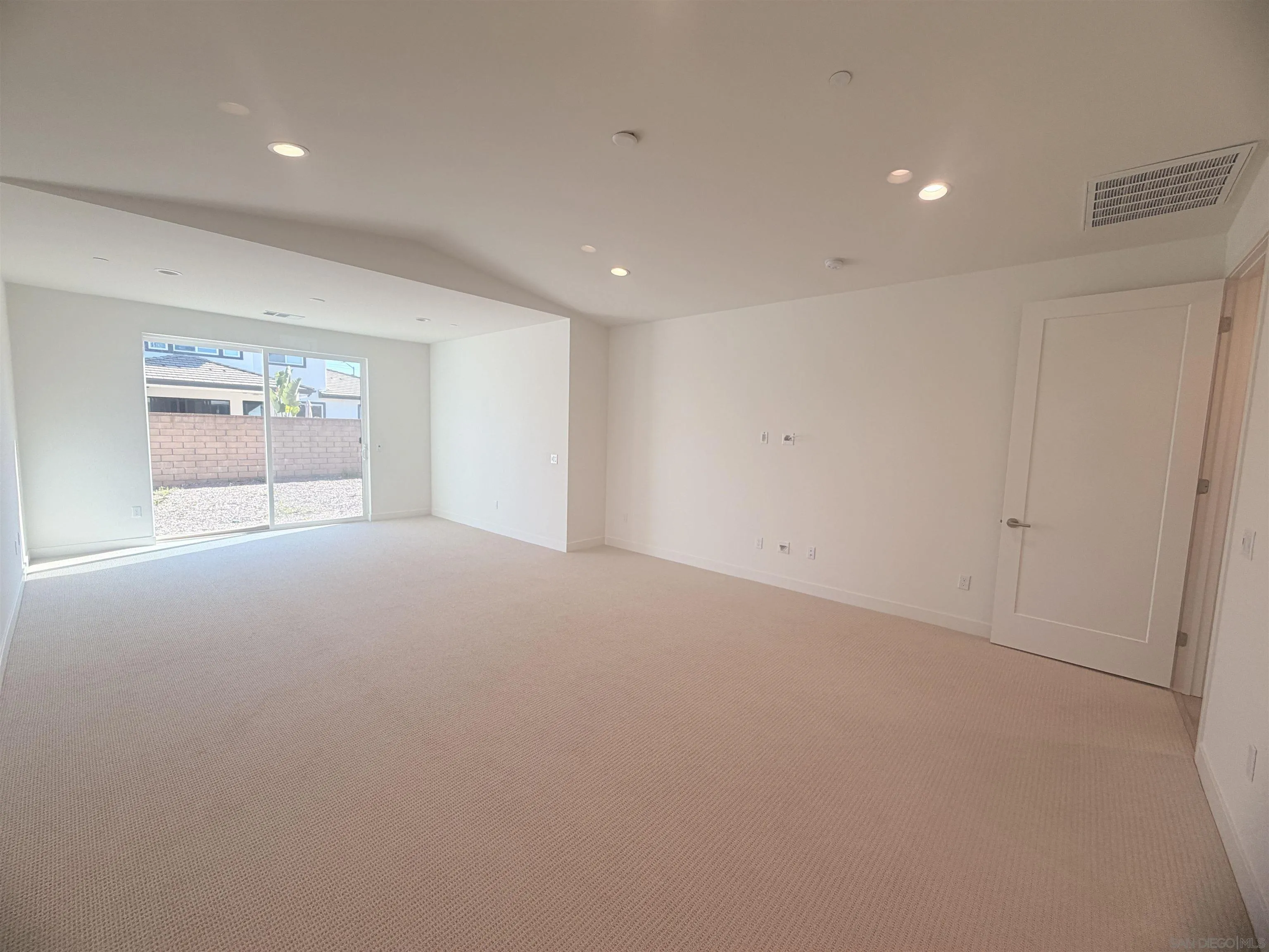 https://cdn.realtyfeed.com/cdn/127/260004216/481c957537ff6e2bd432209797a26035.webp