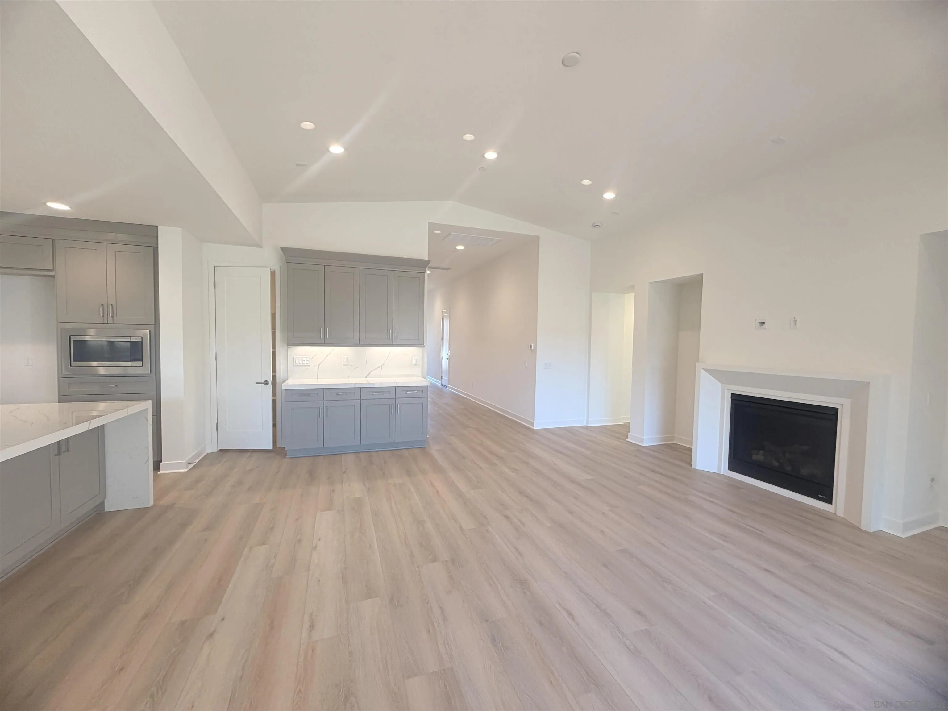 https://cdn.realtyfeed.com/cdn/127/260004216/5f2794a19f0f9334c7827bba07b2e914.webp