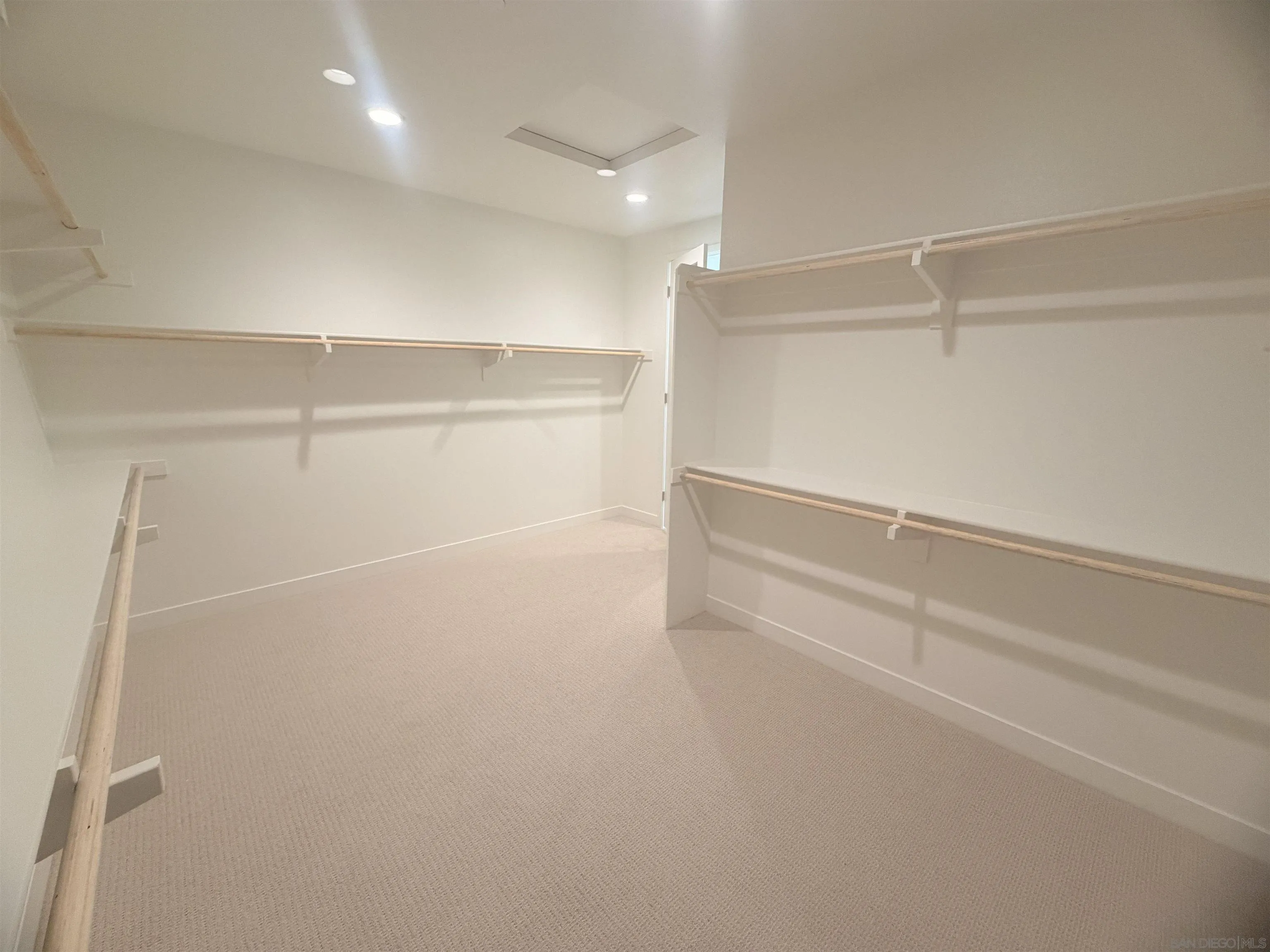 https://cdn.realtyfeed.com/cdn/127/260004216/af764adda18121a1619253f3291227b3.webp