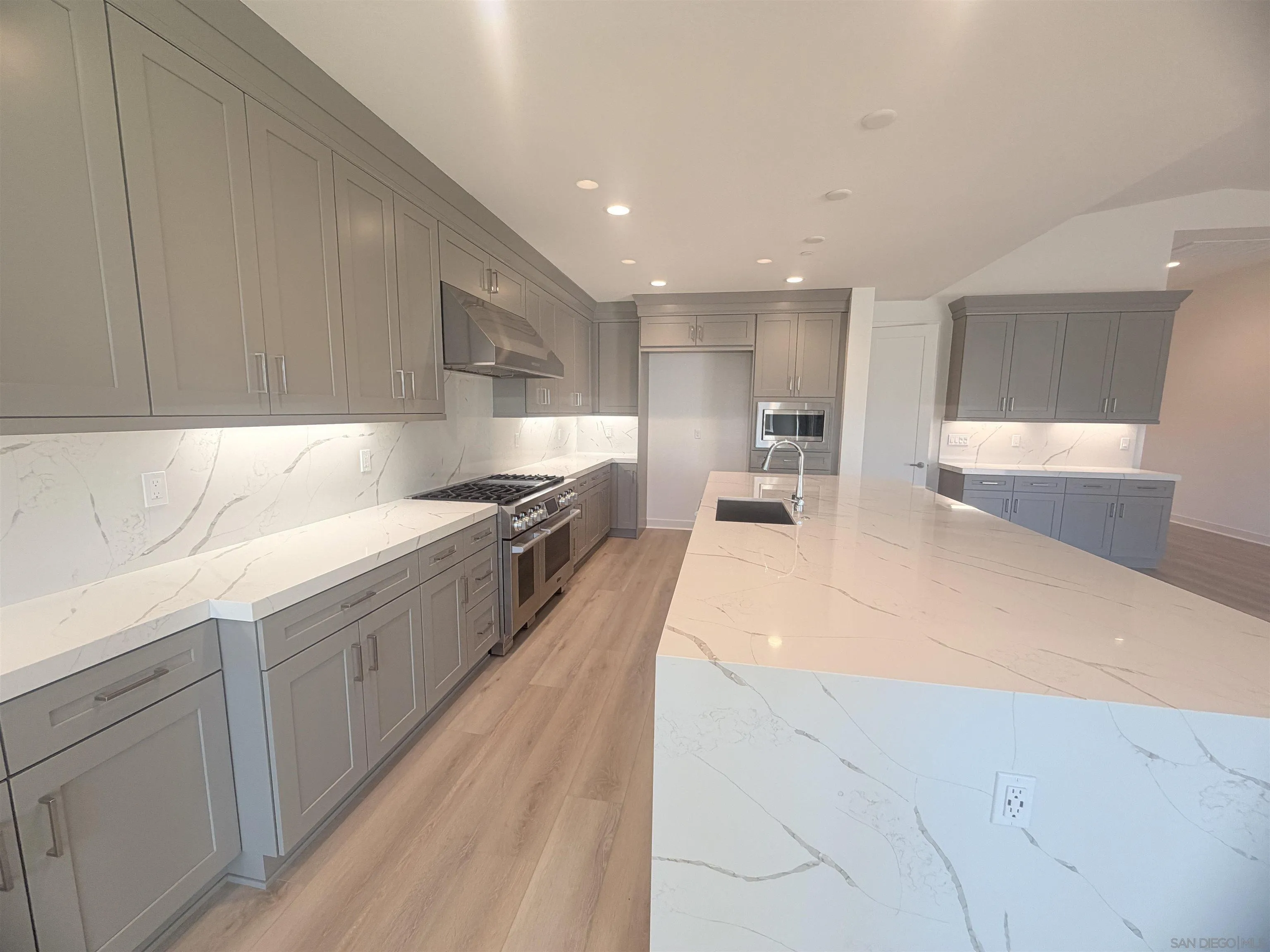 https://cdn.realtyfeed.com/cdn/127/260004216/f54b3294c28a796f35ec98d26c4f8007.webp
