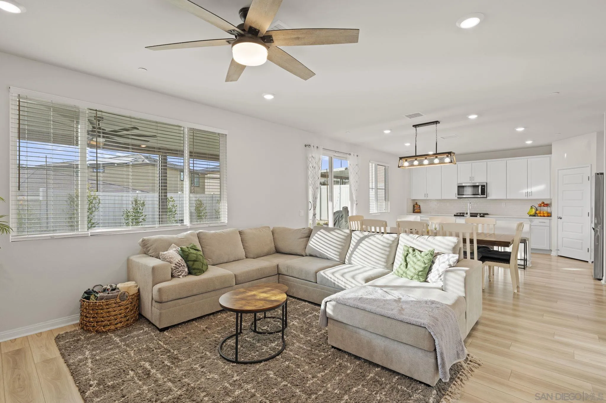 https://cdn.realtyfeed.com/cdn/127/260004220/0a8ad301984194f1f70d14ada53aced1.webp