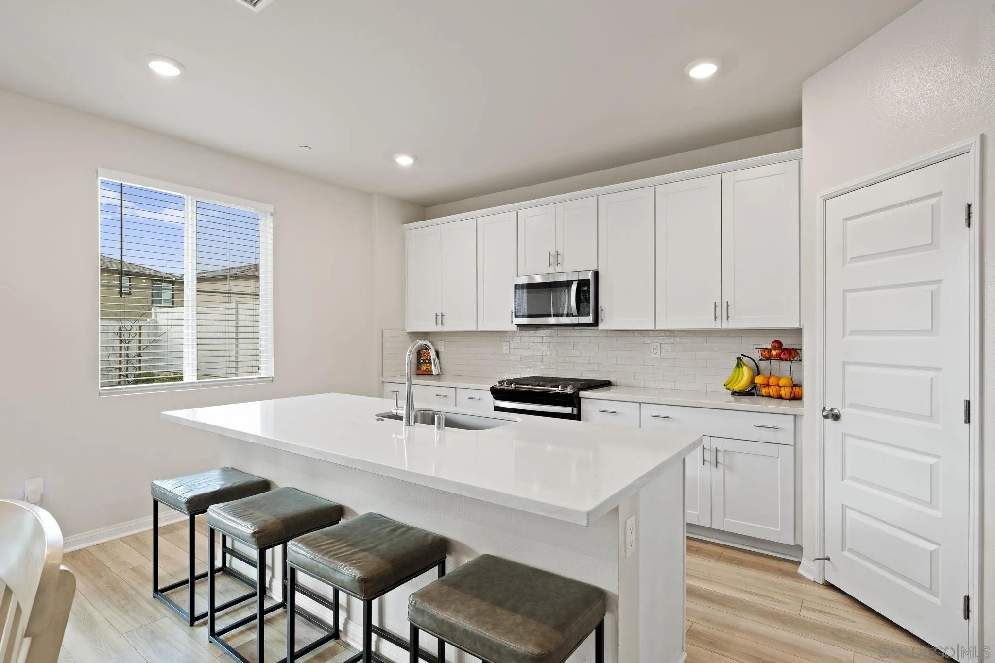 https://cdn.realtyfeed.com/cdn/127/260004220/1aa9d384c0ce3139e9f3b8b091a35572.webp