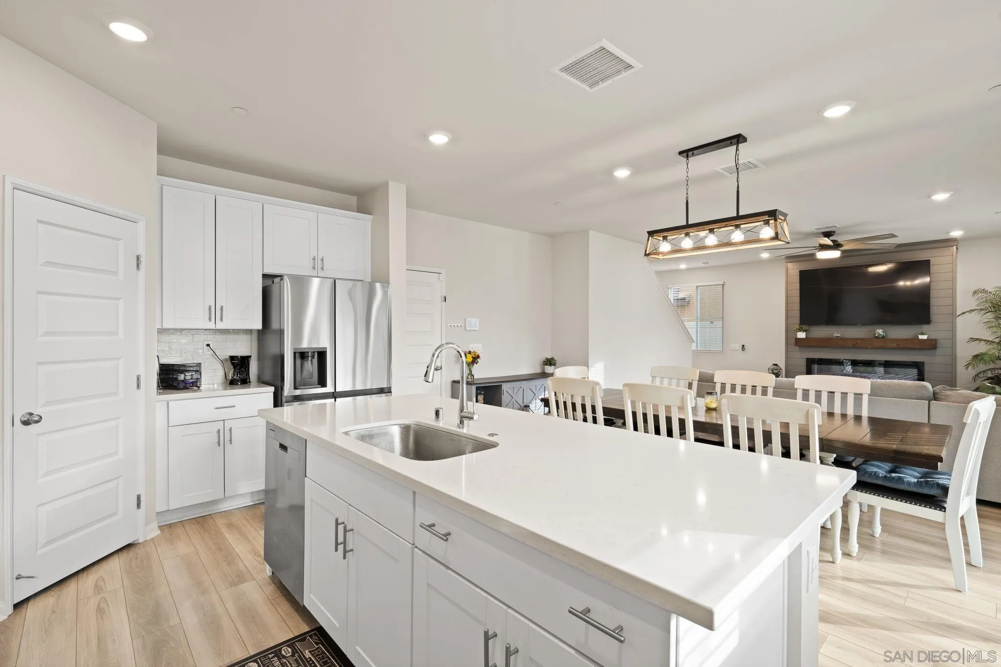 https://cdn.realtyfeed.com/cdn/127/260004220/516e26c0a41722289b5a445375a6edae.webp