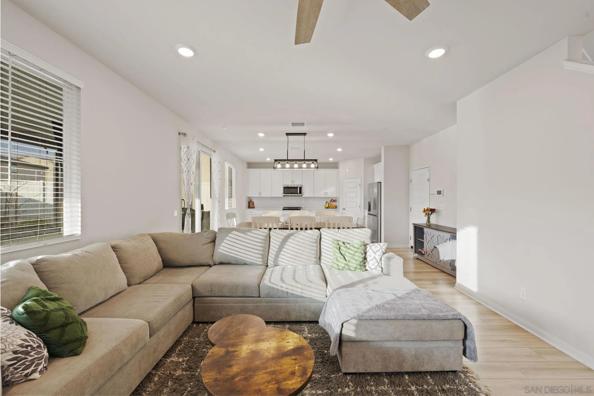 https://cdn.realtyfeed.com/cdn/127/260004220/9b7c3ecfcea8a15e87972e0b1ae0d725.webp