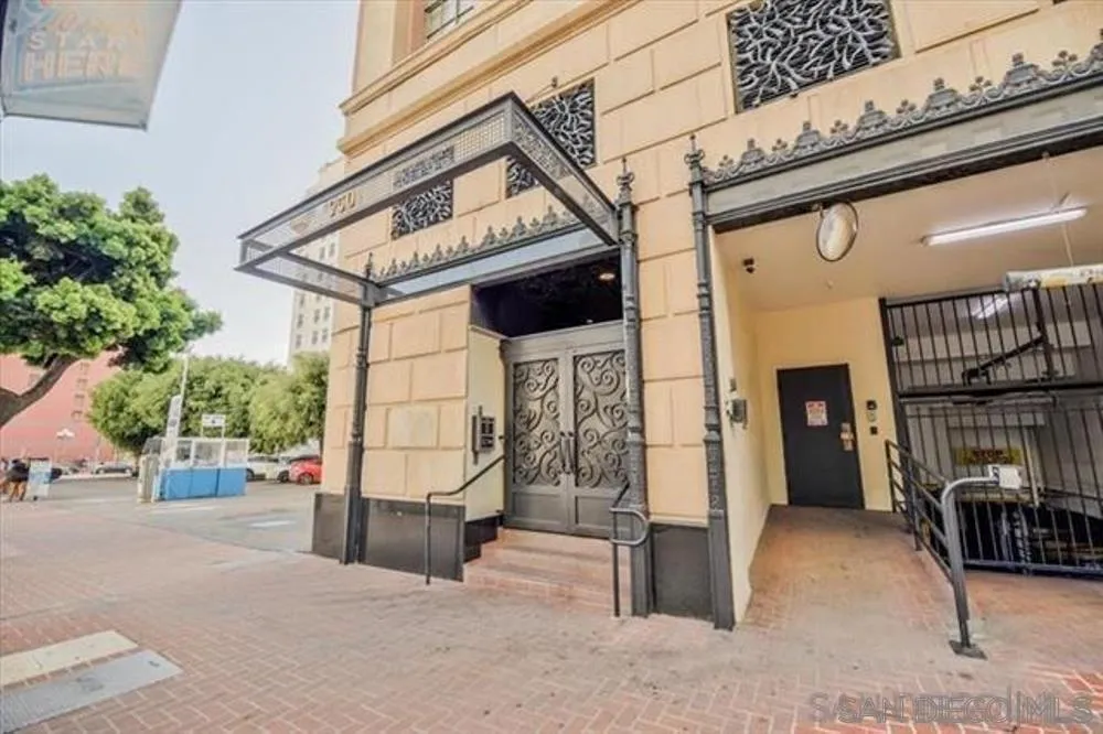 950 6th Ave Unit 211