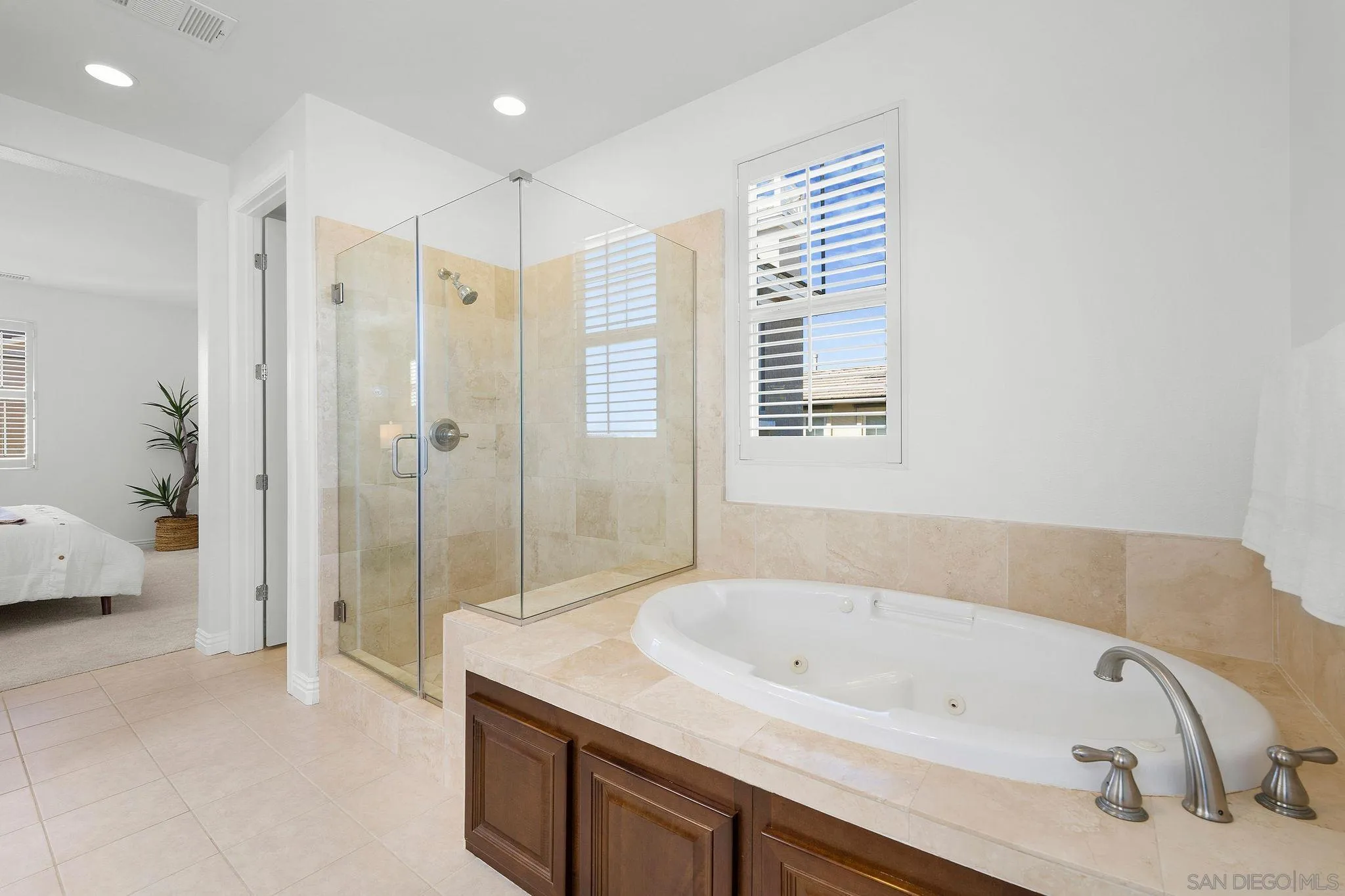 https://cdn.realtyfeed.com/cdn/127/260004242/18bd25dbf3dc92716d60b76c15282275.webp