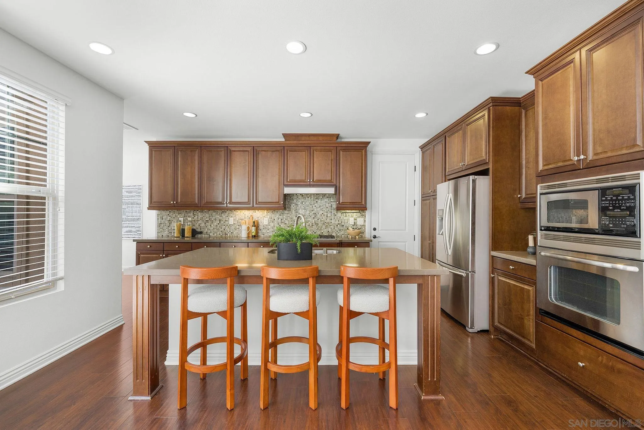 https://cdn.realtyfeed.com/cdn/127/260004242/5b17fc285568414e78f5d4f10d0b530c.webp