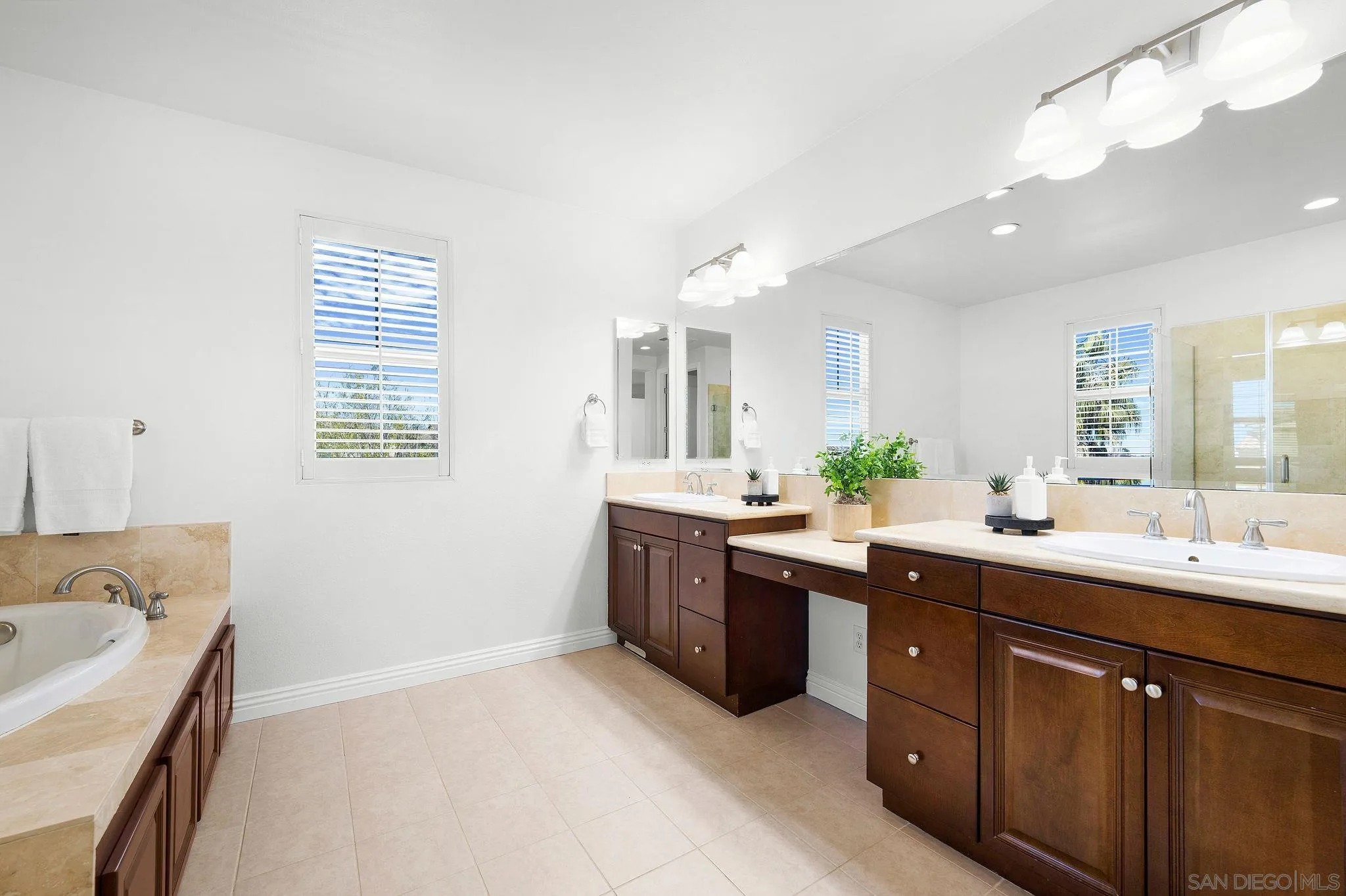 https://cdn.realtyfeed.com/cdn/127/260004242/b3262c6feec731623bf294c0a782e704.webp
