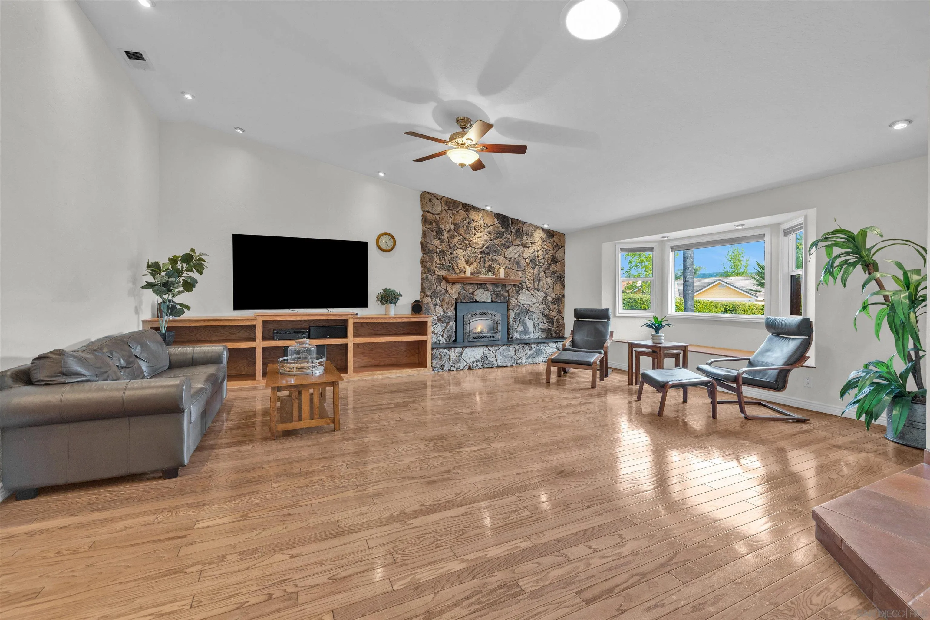 https://cdn.realtyfeed.com/cdn/127/260004299/b508550050809e961b379ce519426873.webp