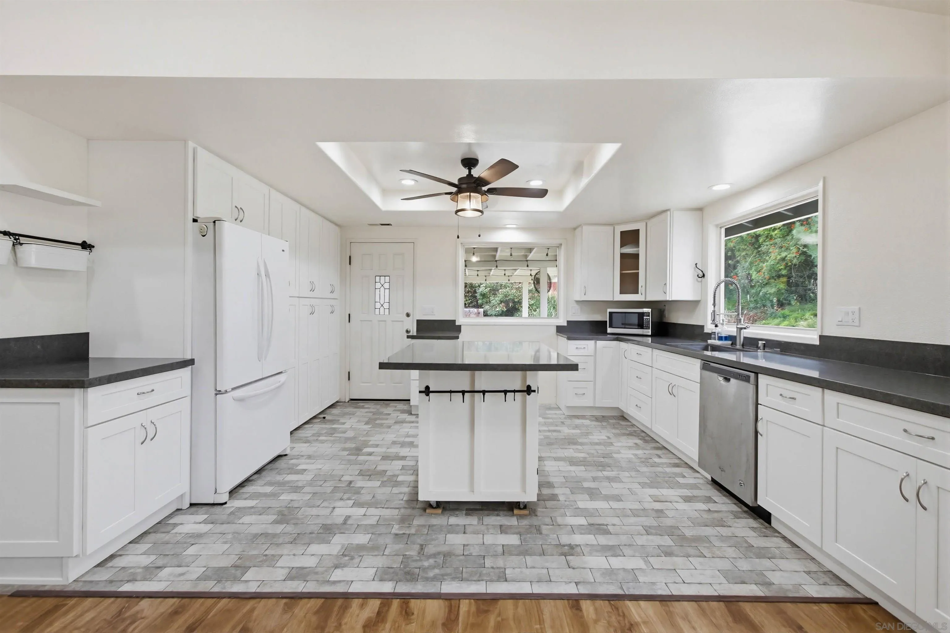 https://cdn.realtyfeed.com/cdn/127/2600043/a9263f19691b411a0ba5ec2fe5c356b7.webp
