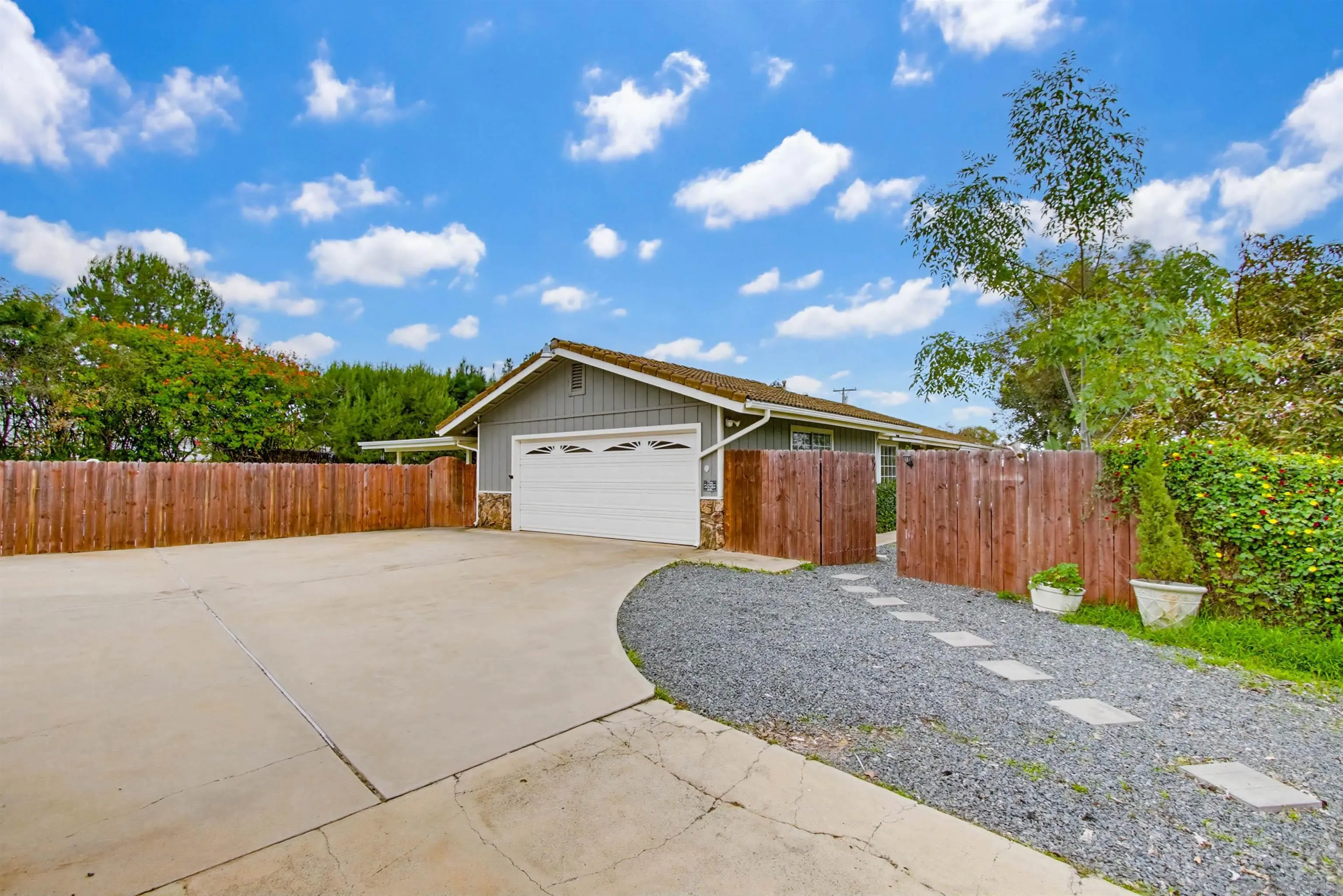 https://cdn.realtyfeed.com/cdn/127/2600043/f8e6fa3cd1ee864b6515e61f64b4f419.webp