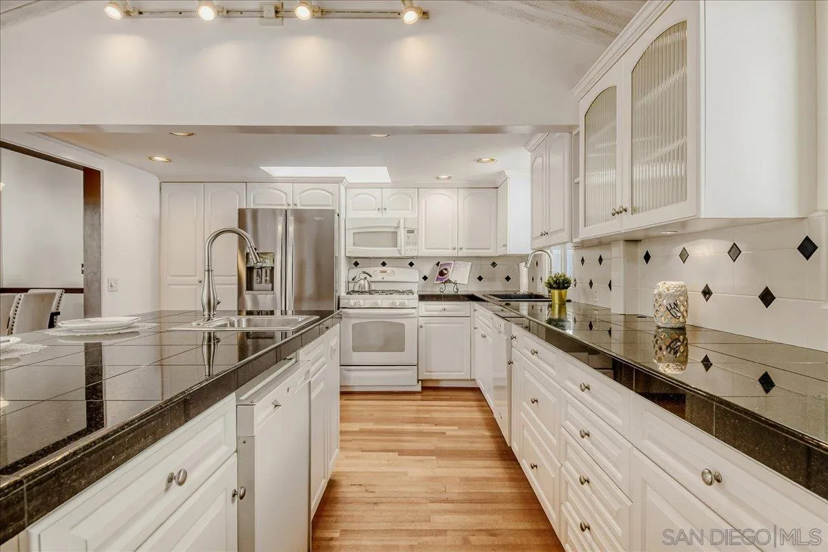 https://cdn.realtyfeed.com/cdn/127/260004301/bb20e4876740fe46a412873ab51861ad.webp