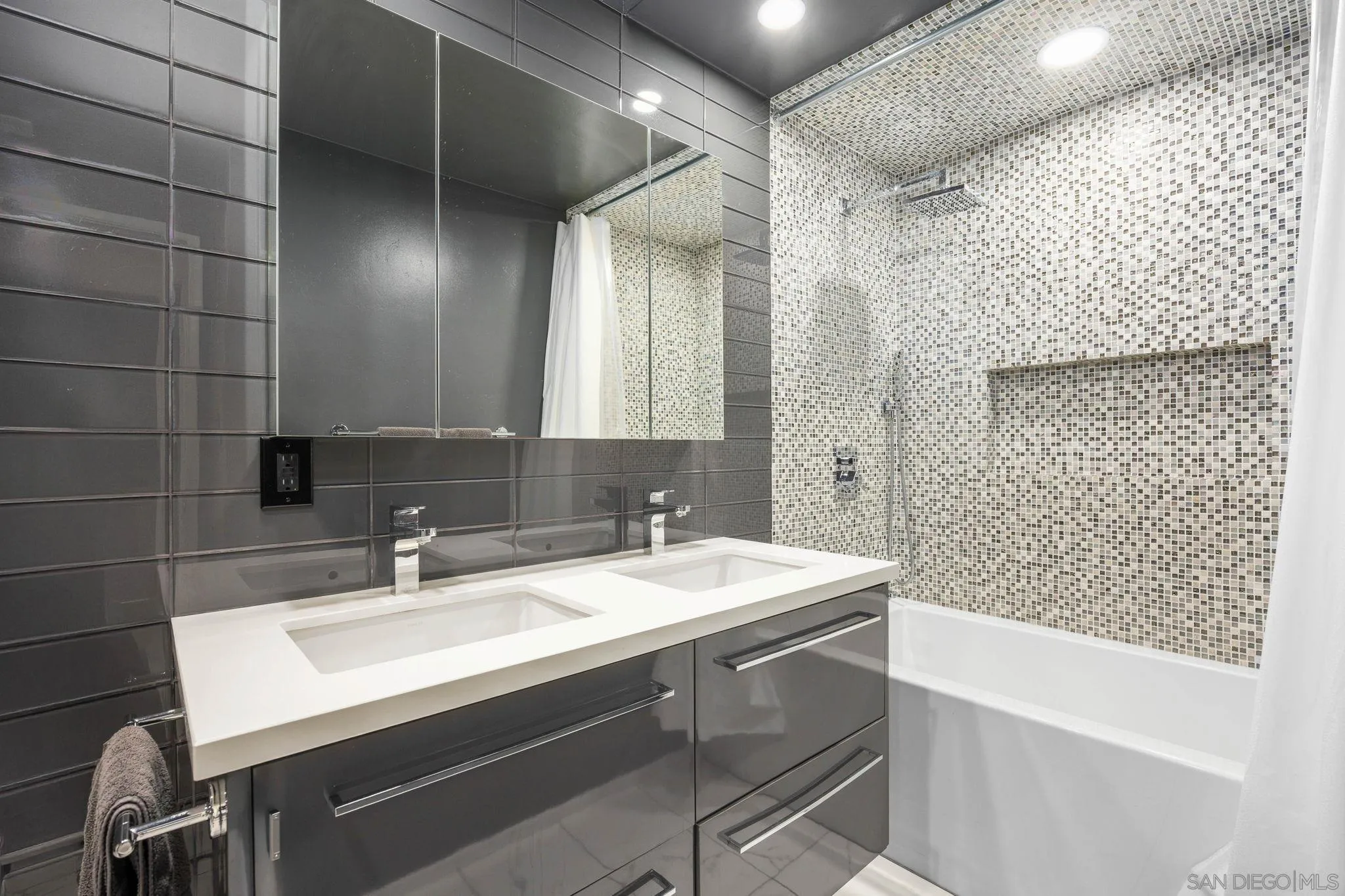 https://cdn.realtyfeed.com/cdn/127/260004307/fb4713a11ed1ad033275ac405f3673e4.webp