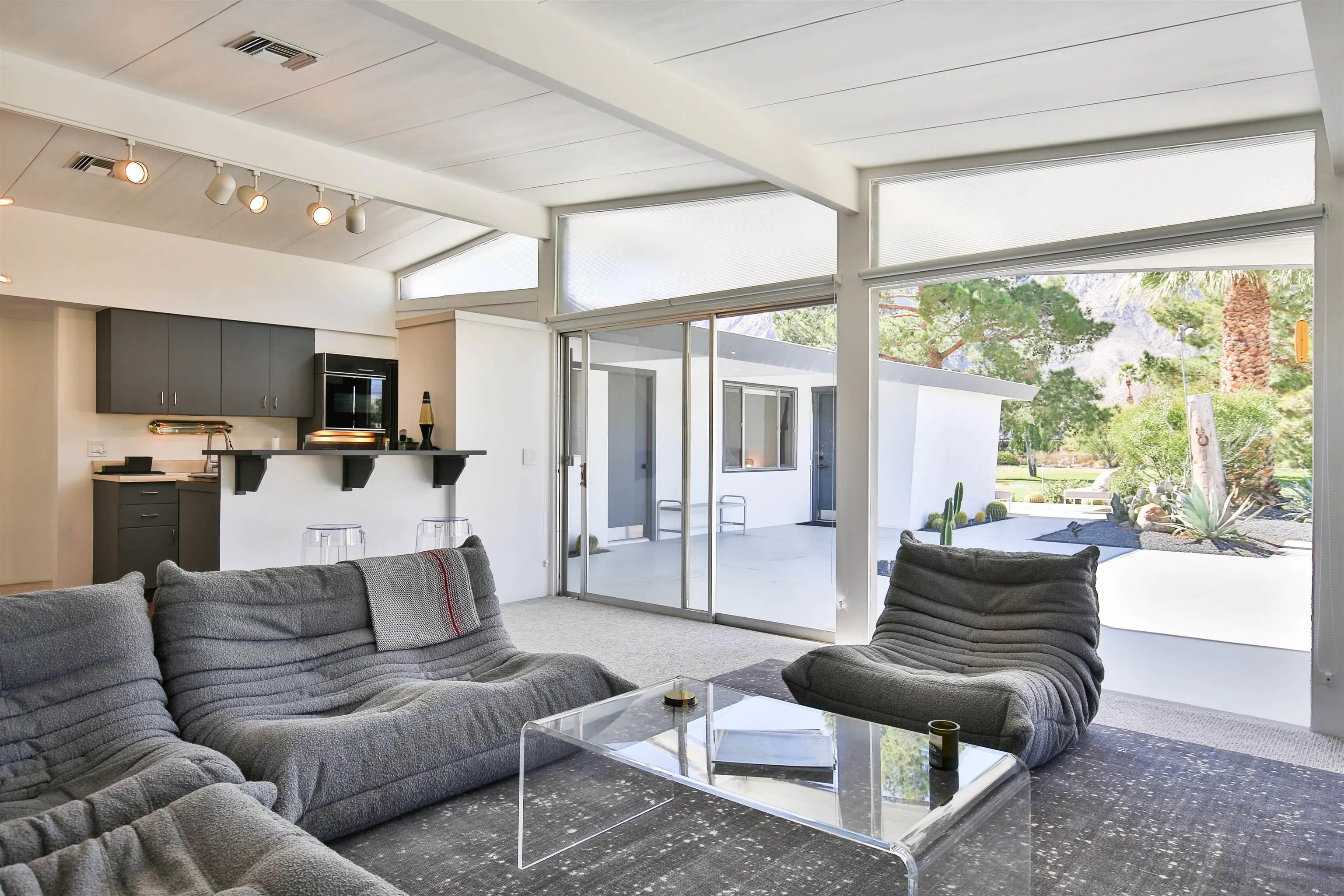 https://cdn.realtyfeed.com/cdn/127/260004315/15f35d5caf933b9e7cab595a5d55cae0.webp