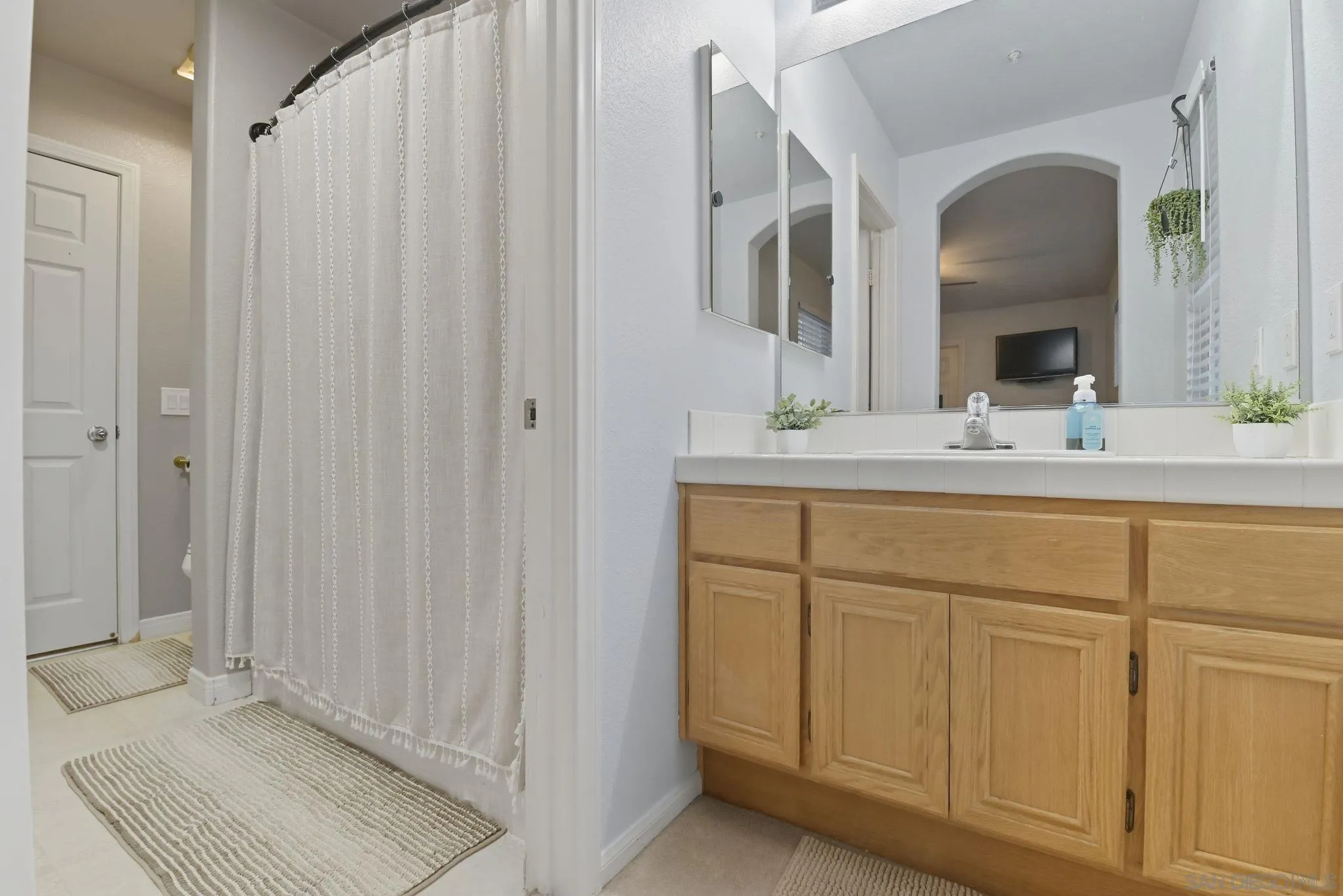 https://cdn.realtyfeed.com/cdn/127/260004318/38b3dddea6563b65a4859c2c7afc9443.webp