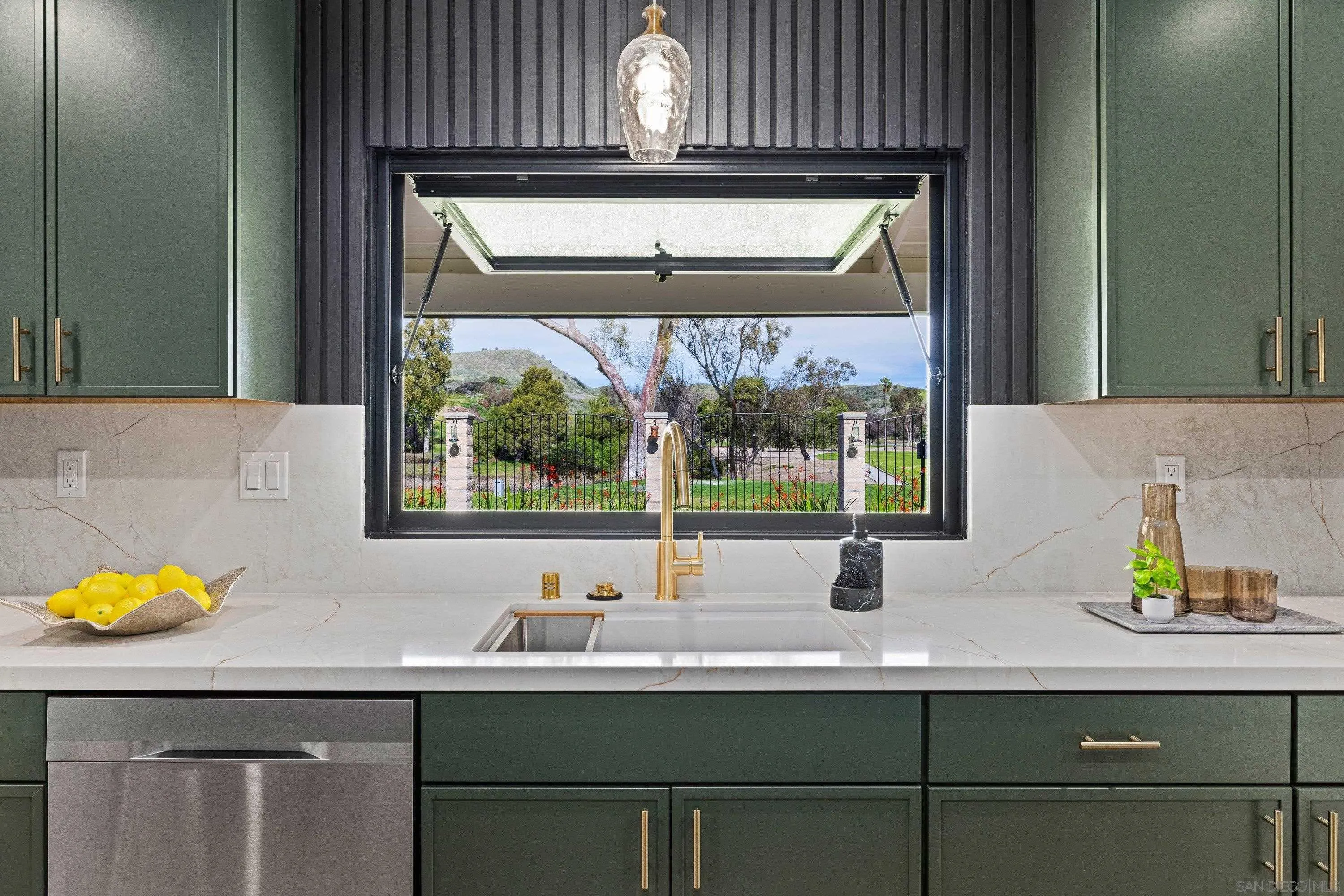 https://cdn.realtyfeed.com/cdn/127/260004332/f745bae9d1de94a5455812c15457eebb.webp
