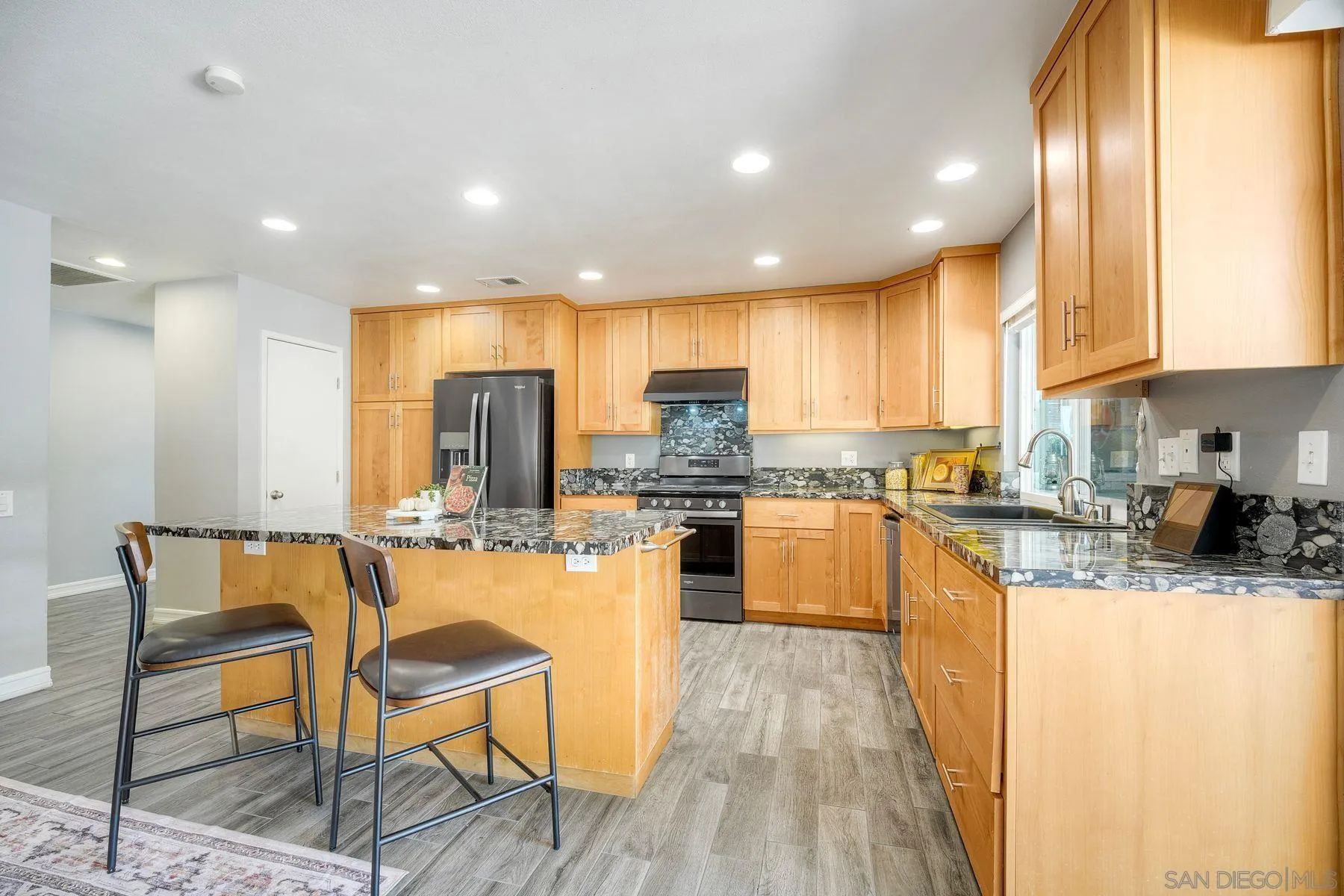 https://cdn.realtyfeed.com/cdn/127/260004351/8800ca6bababc6ebc50f030032f7969c.webp