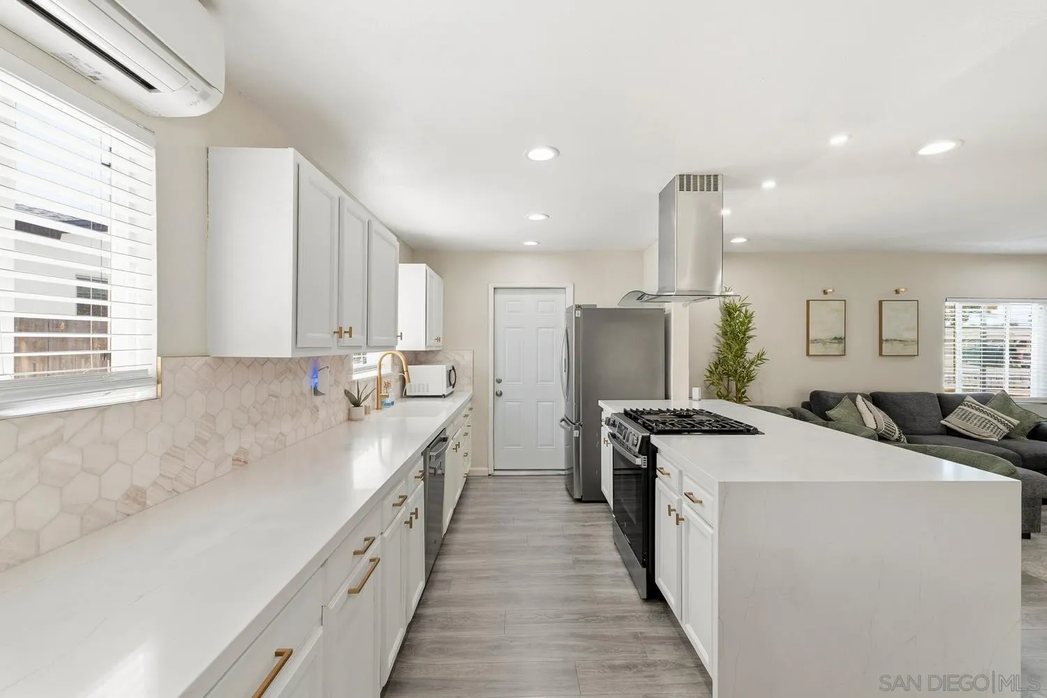 https://cdn.realtyfeed.com/cdn/127/260004356/1ce6570eb1b3c69c1d3dd7e860fbb5c0.webp