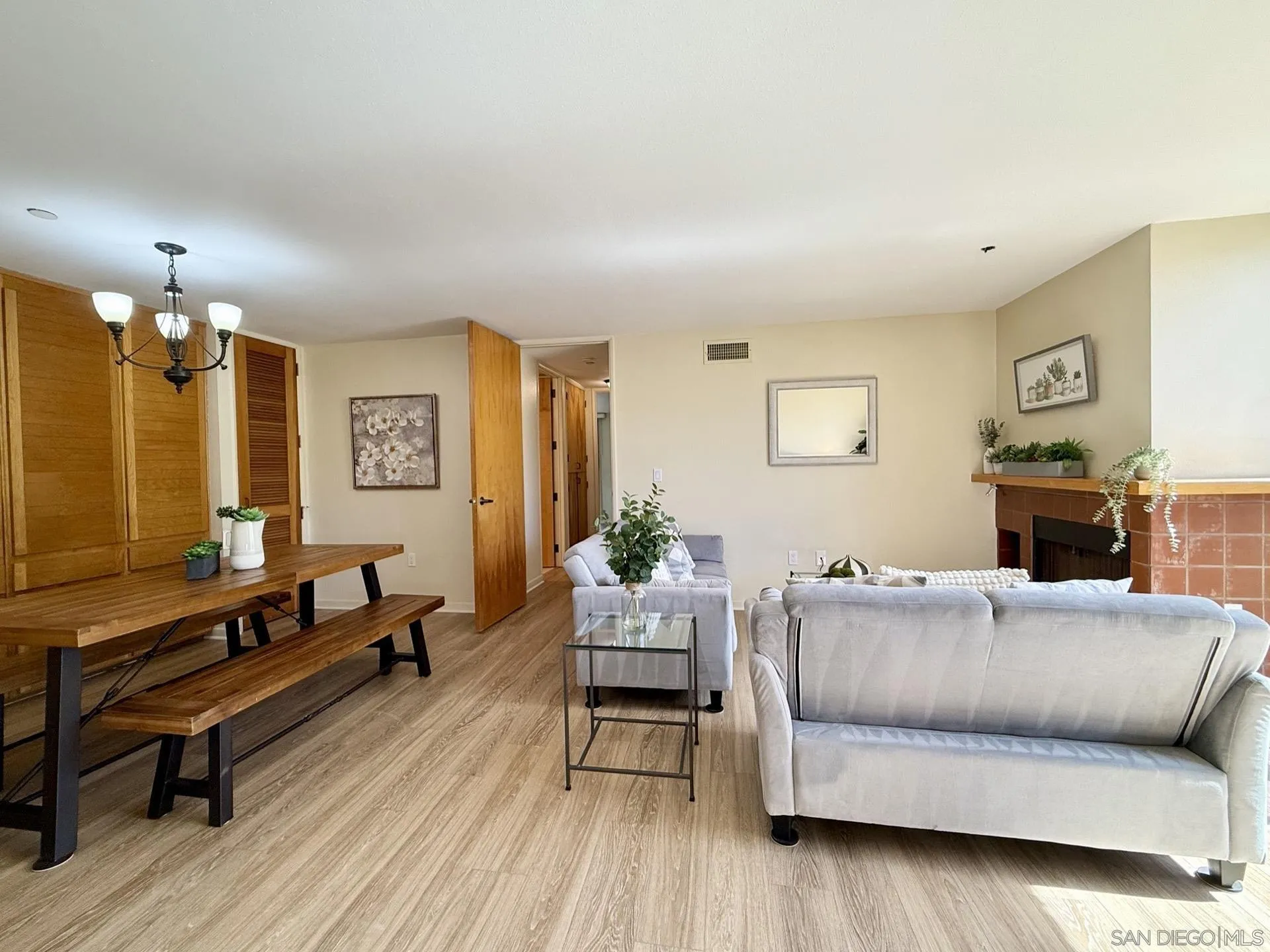 https://cdn.realtyfeed.com/cdn/127/260004378/bee4476384aa422382181cea88c71b38.webp