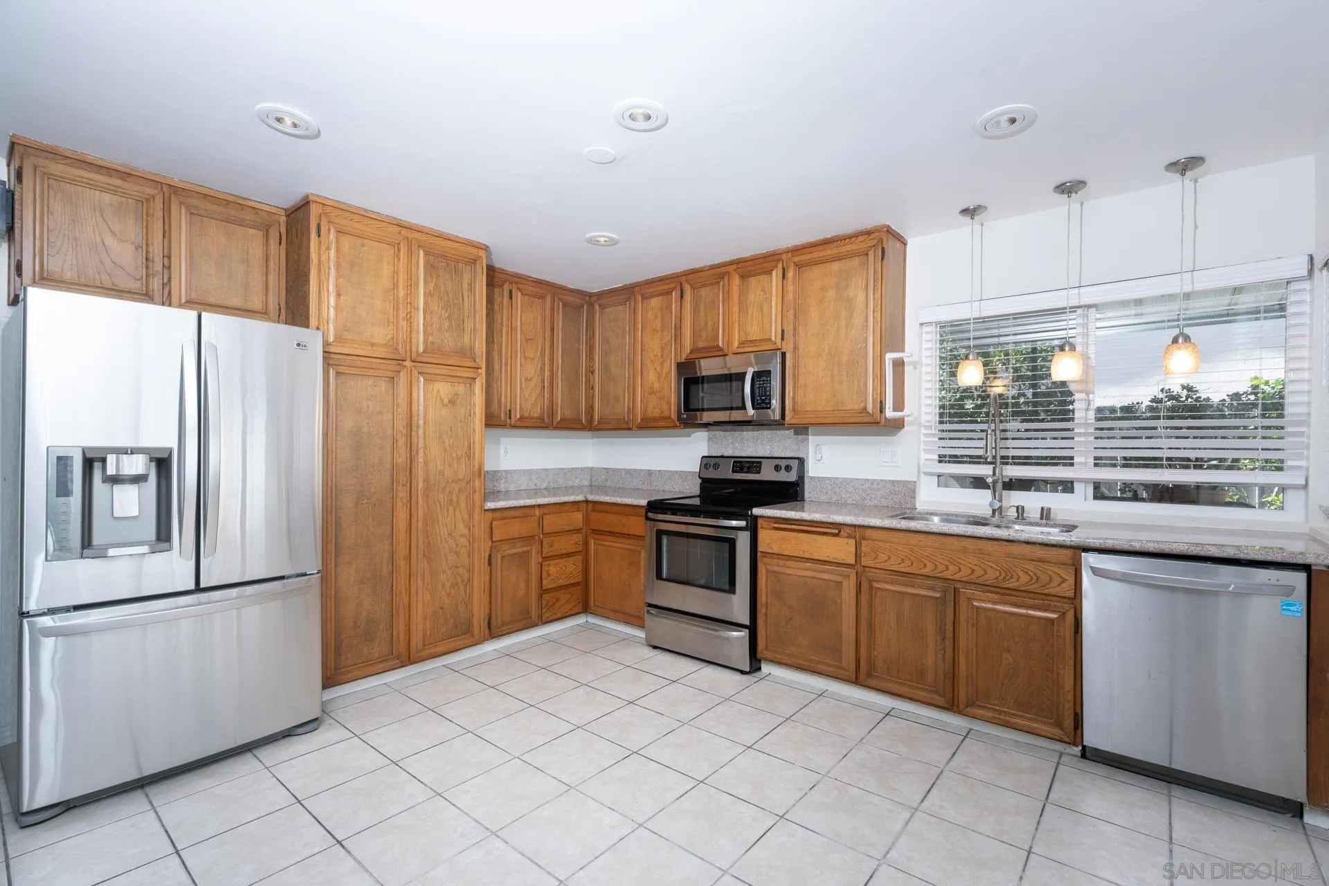 https://cdn.realtyfeed.com/cdn/127/260004382/992261b5b06ab5ce498be9d838ae8ff6.webp