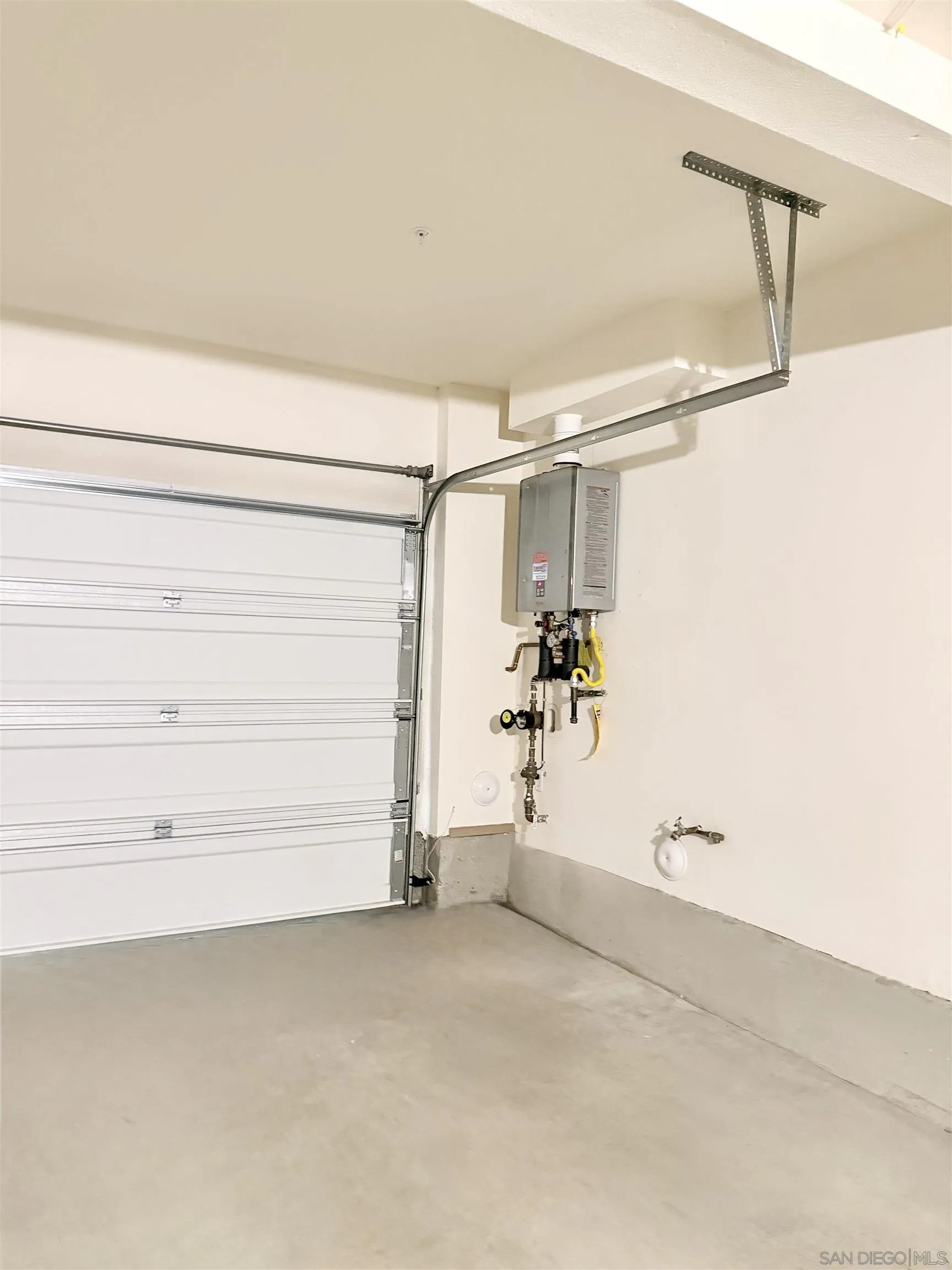 https://cdn.realtyfeed.com/cdn/127/260004383/e039874fede6311a59acc6a223e999cb.webp