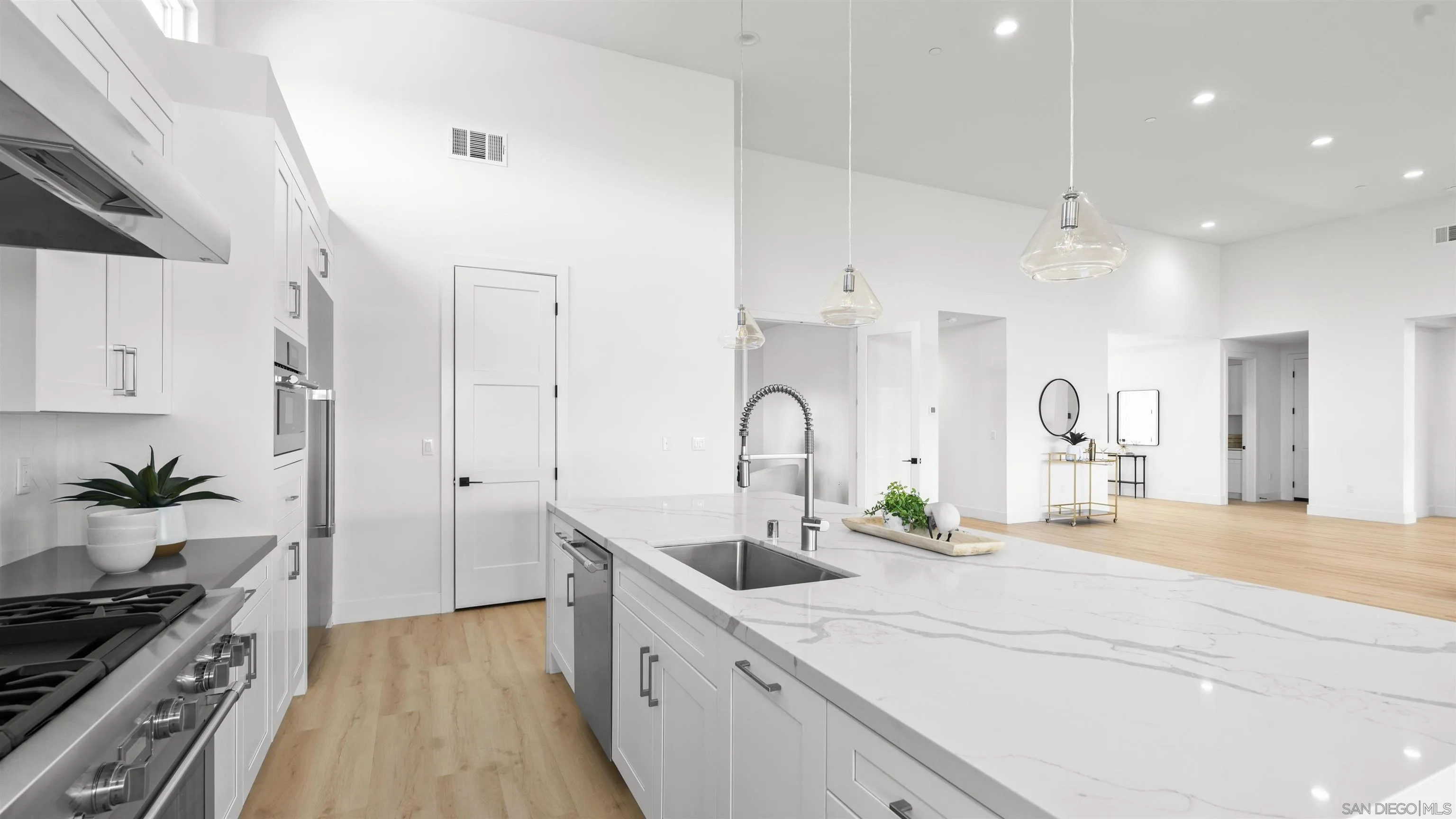 https://cdn.realtyfeed.com/cdn/127/260004414/8a9245d553af7857446a97dd68f511fa.webp