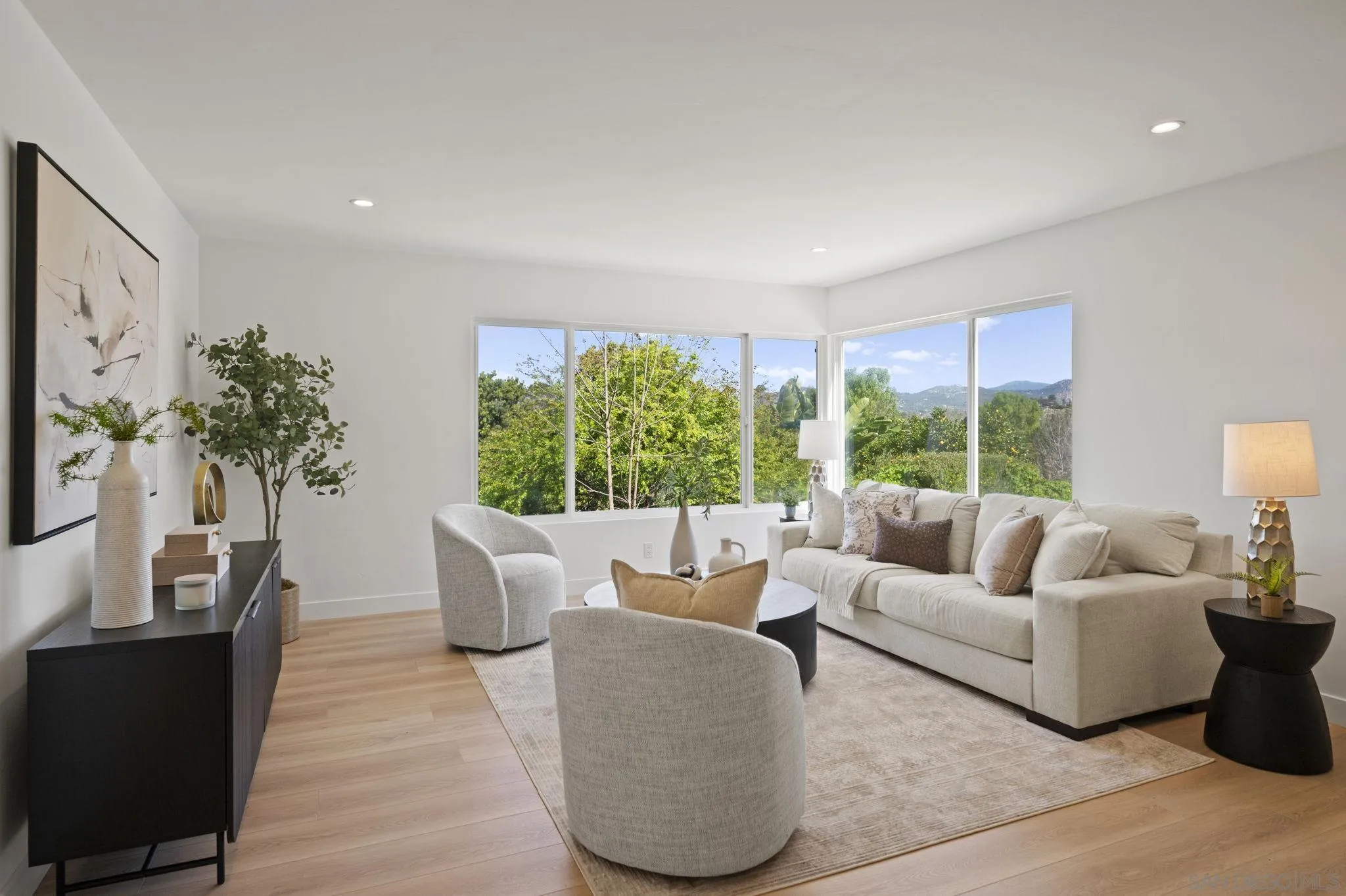 https://cdn.realtyfeed.com/cdn/127/260004423/98007f0bc95486c88529d42cc61eaa56.webp