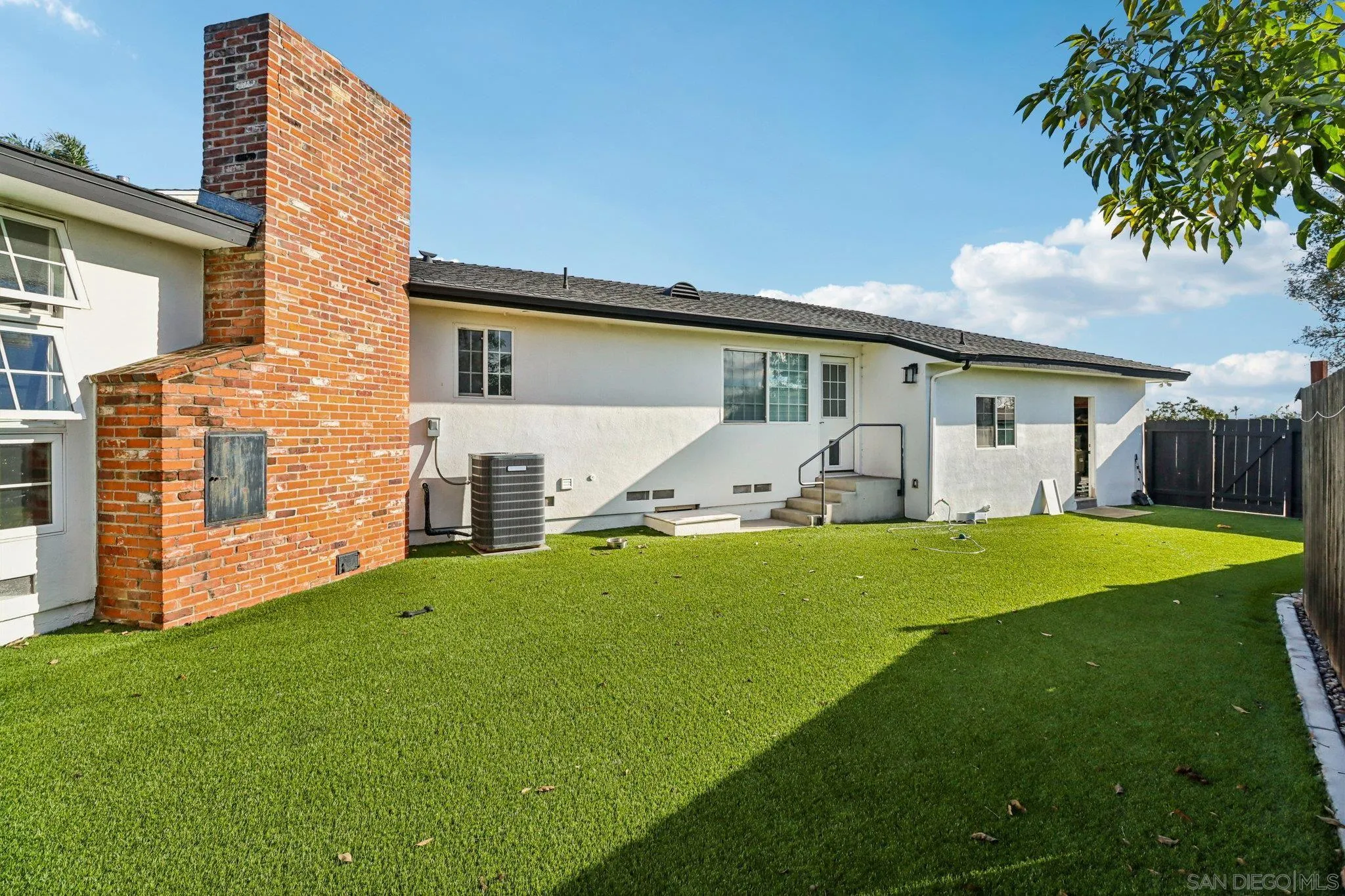 https://cdn.realtyfeed.com/cdn/127/260004426/30b38385a74c24bf4e3459955c48942f.webp