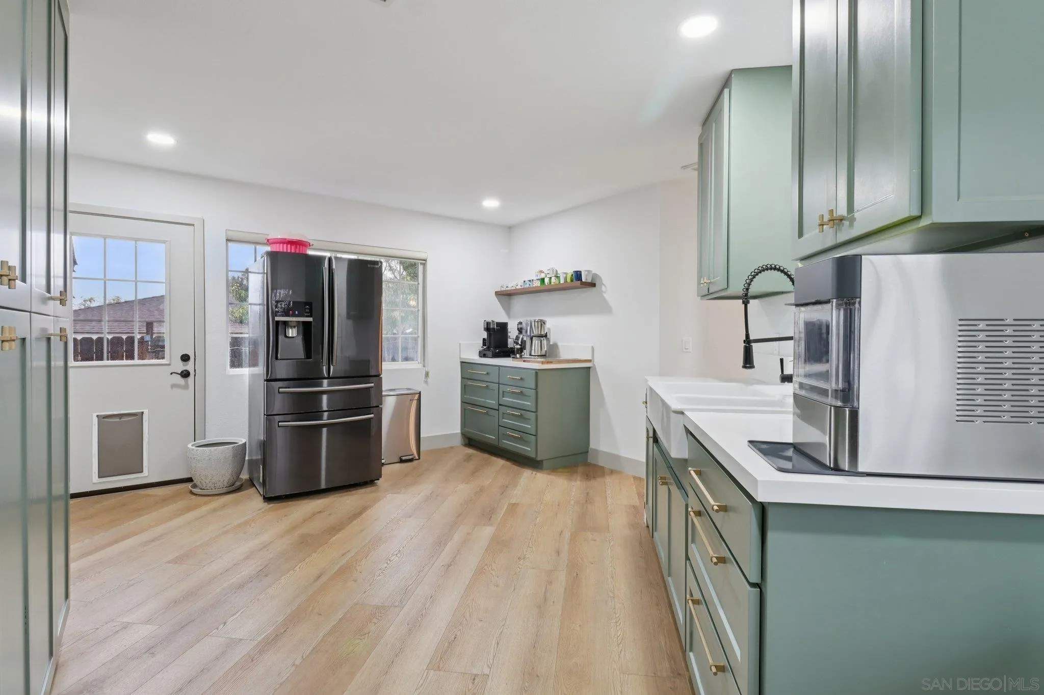 https://cdn.realtyfeed.com/cdn/127/260004426/8cd057c839f1f64621376dbe12eb8f01.webp