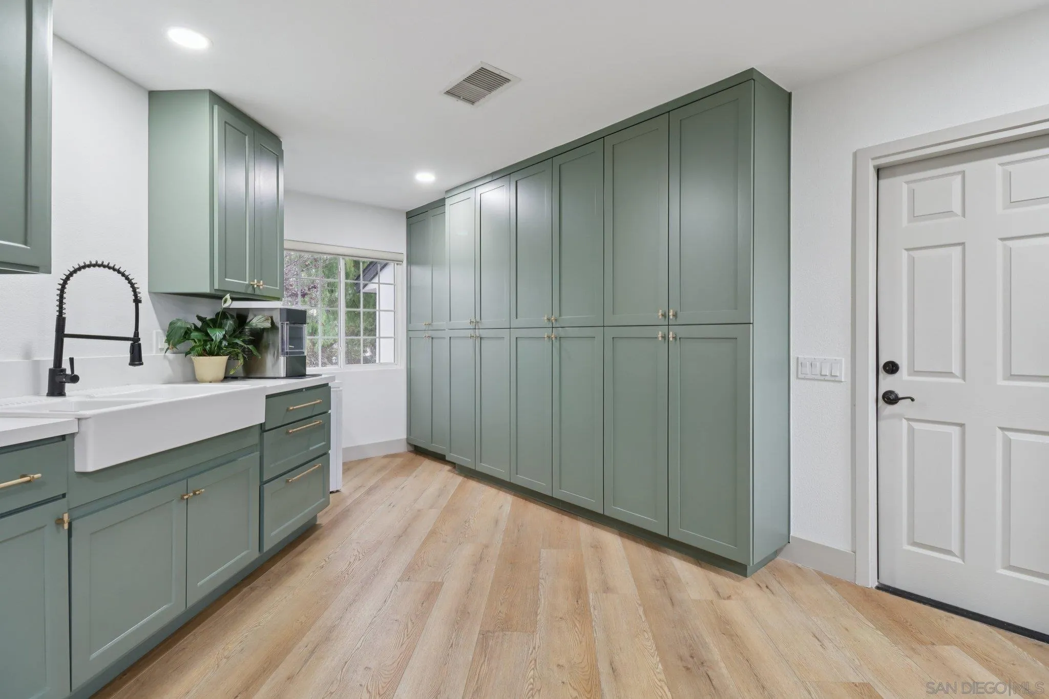 https://cdn.realtyfeed.com/cdn/127/260004426/b6aedf326c662dad85af9db07a473bb0.webp