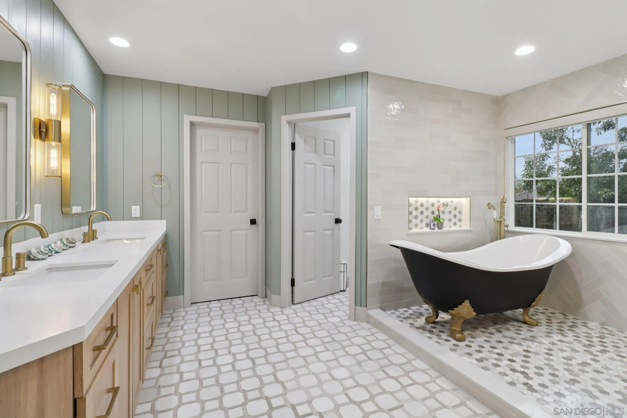 https://cdn.realtyfeed.com/cdn/127/260004426/cbe1c6fa7d25309f0610b5a0cd7dc2b0.webp