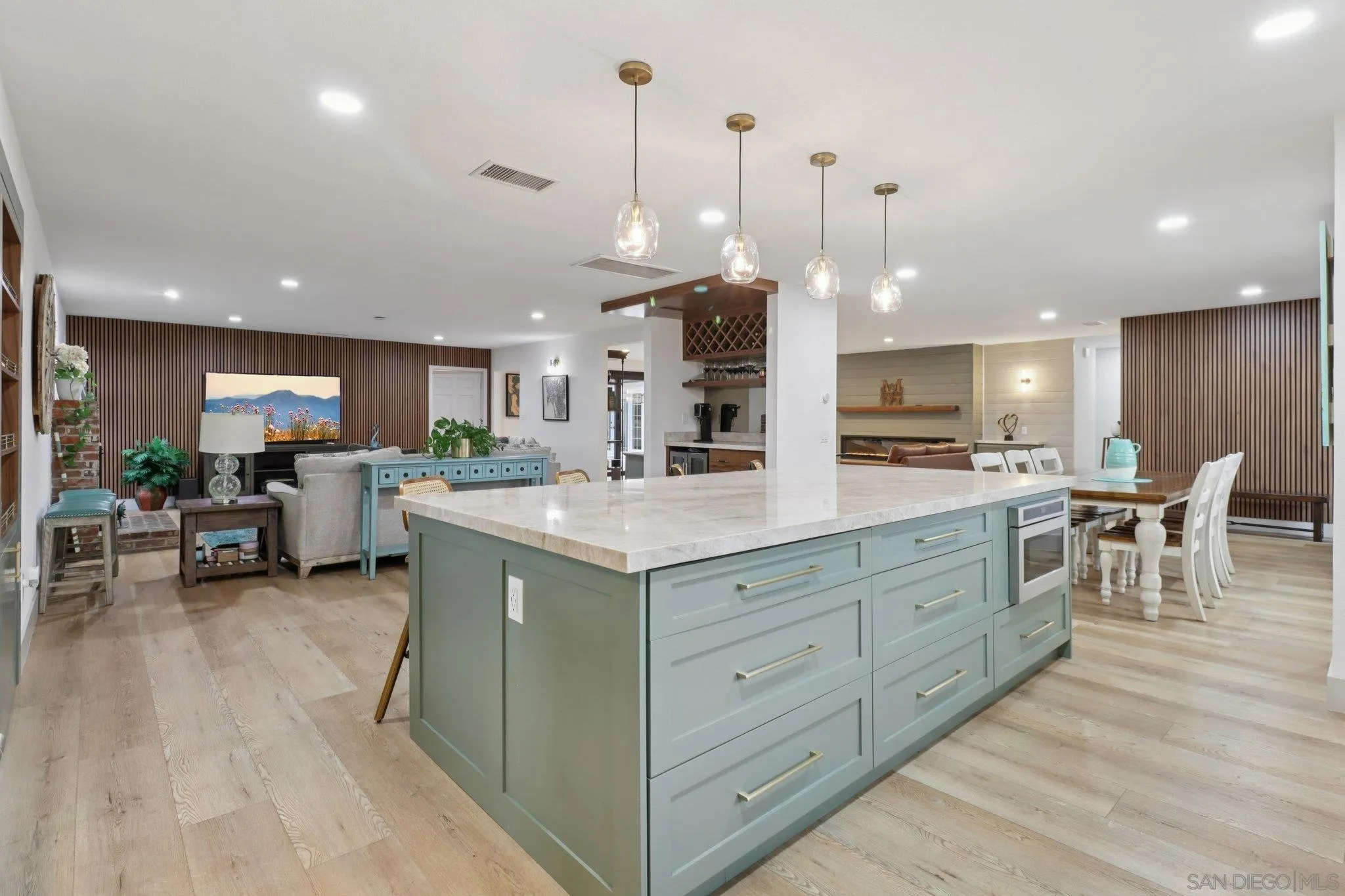https://cdn.realtyfeed.com/cdn/127/260004426/ec64d6ccd24d35b4f27ce00104c21e4d.webp
