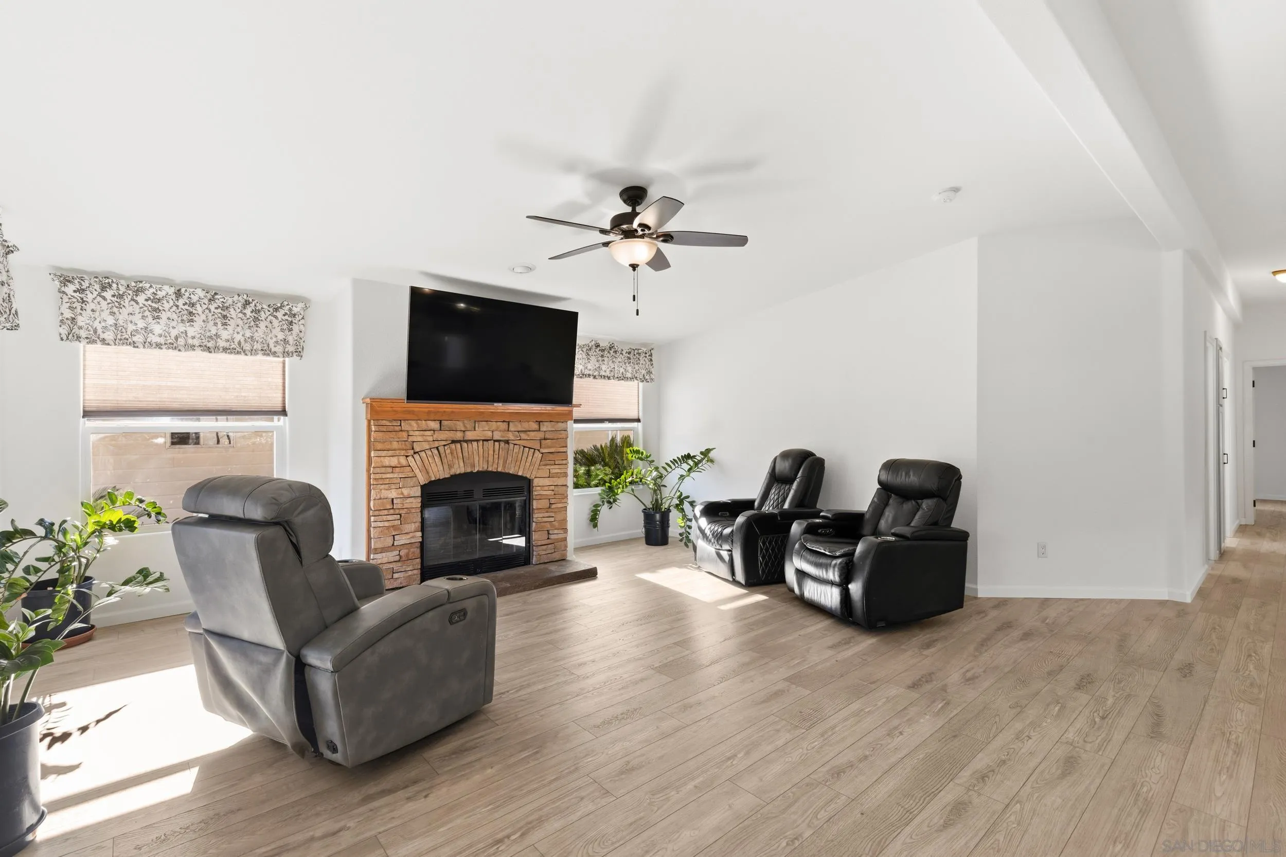 https://cdn.realtyfeed.com/cdn/127/260004451/31bf8eb8b90a9c53dc984327b9e91498.webp