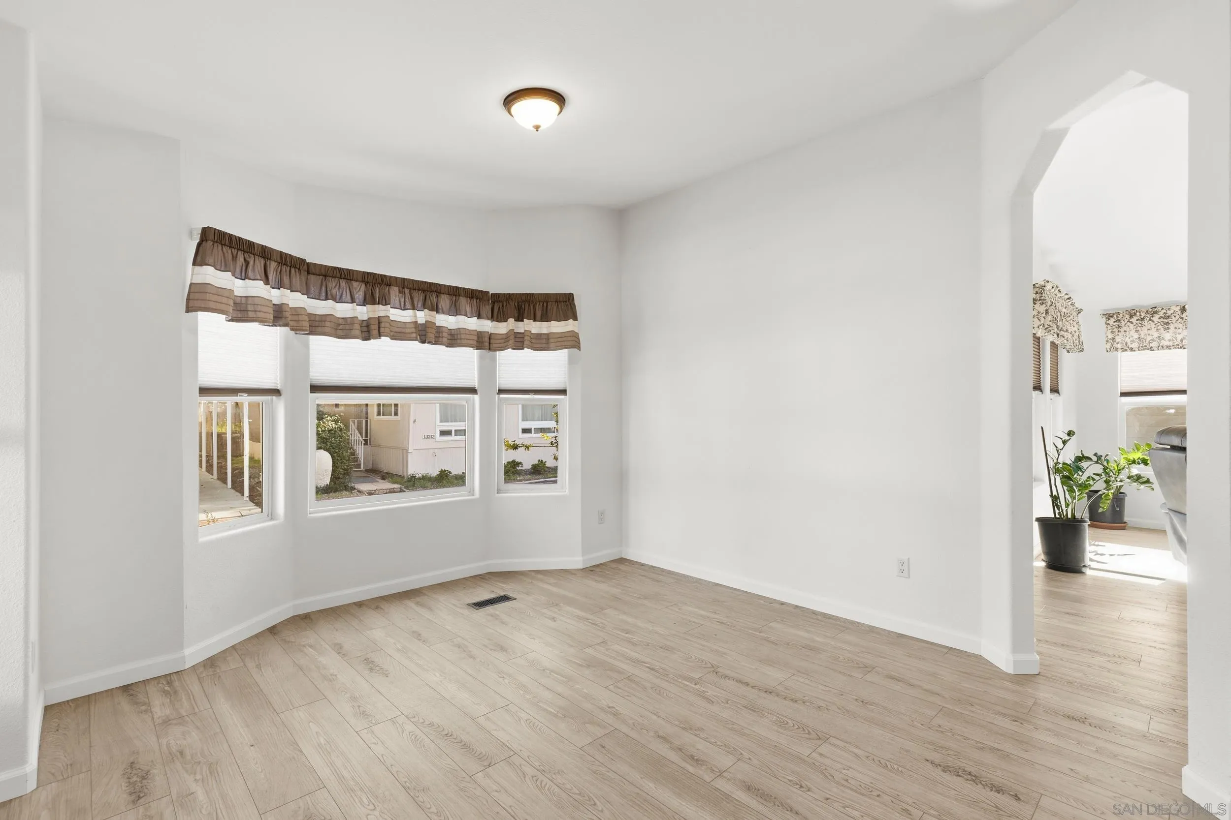 https://cdn.realtyfeed.com/cdn/127/260004451/a813cba949bba48315009bc836d0c25e.webp