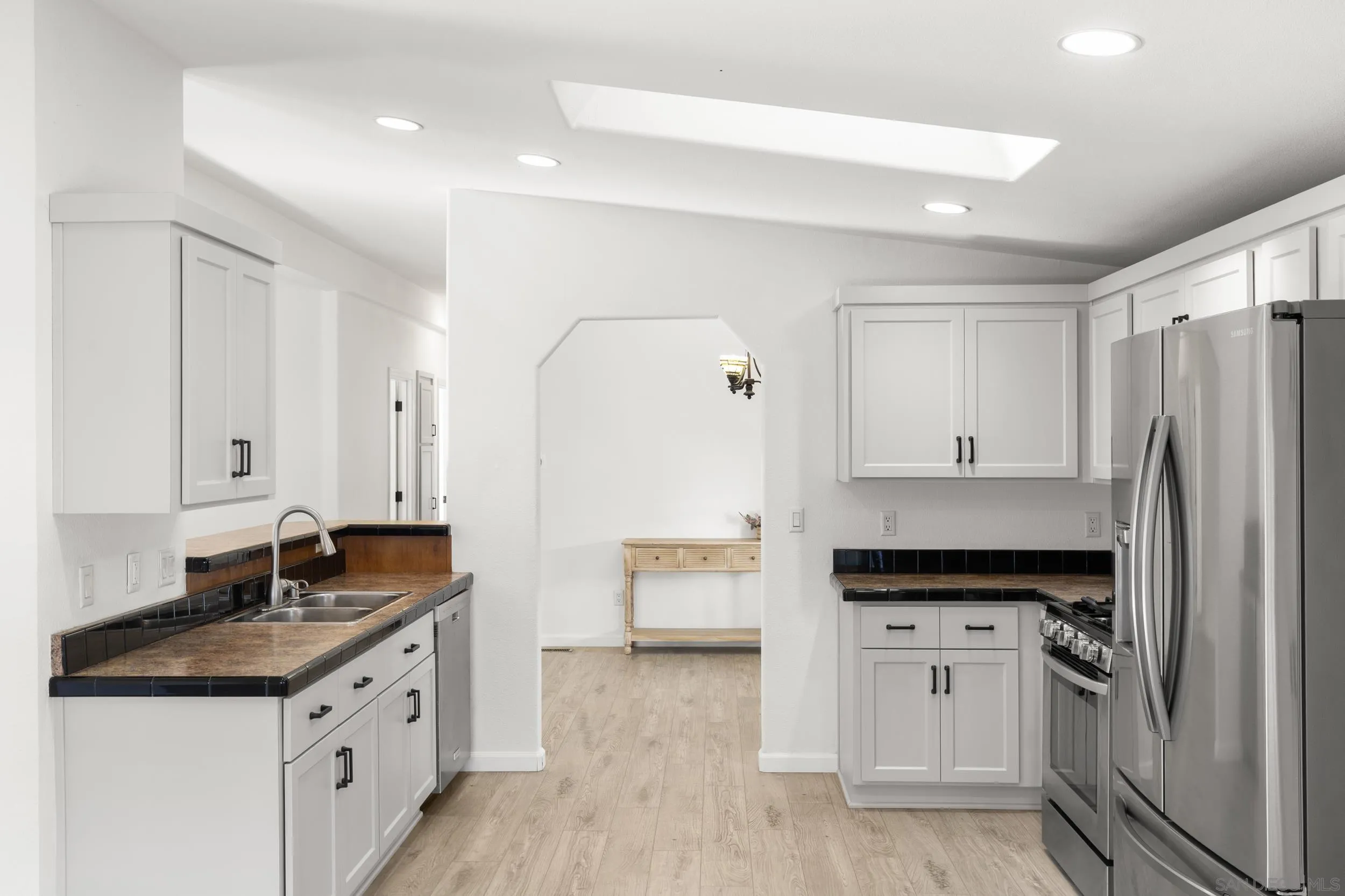 https://cdn.realtyfeed.com/cdn/127/260004451/f35509b44eea56eff43a912853d907f4.webp