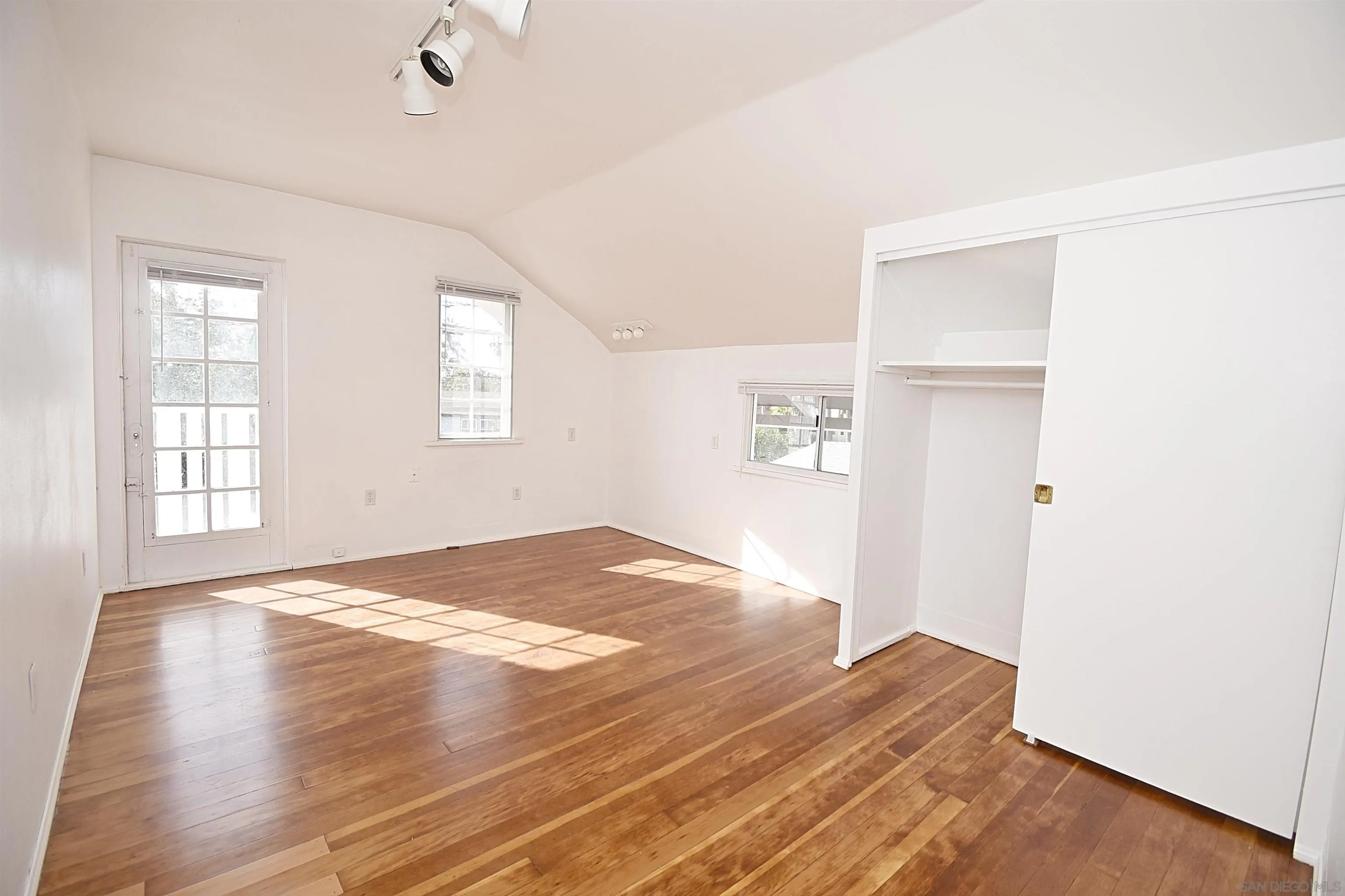https://cdn.realtyfeed.com/cdn/127/260004461/74c80a086a6d11db4fe681c105996e8d.webp