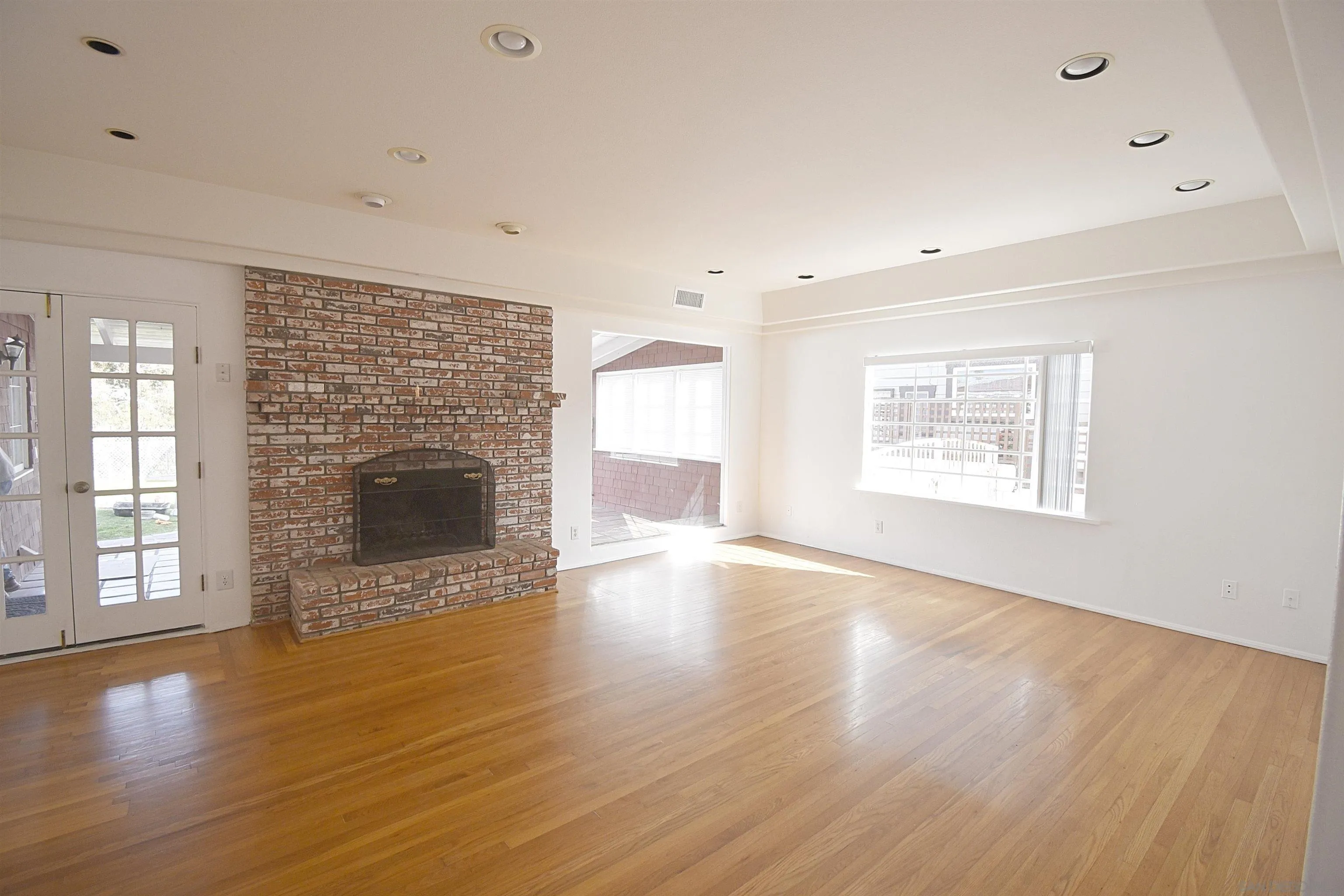 https://cdn.realtyfeed.com/cdn/127/260004461/8f3121060edd224c176875f250db4cd7.webp