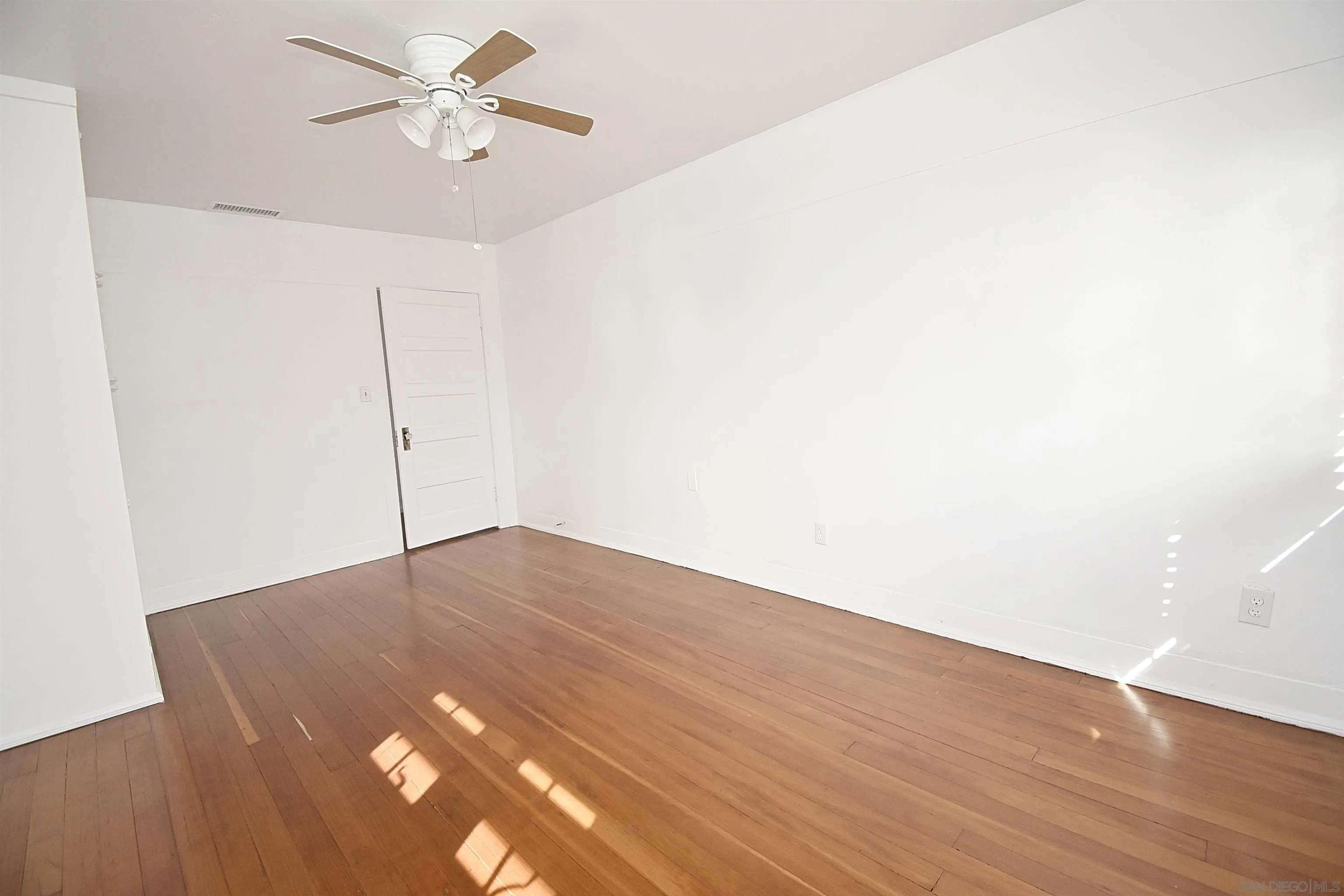 https://cdn.realtyfeed.com/cdn/127/260004461/988cec14be6debe66157952a72eea8c8.webp