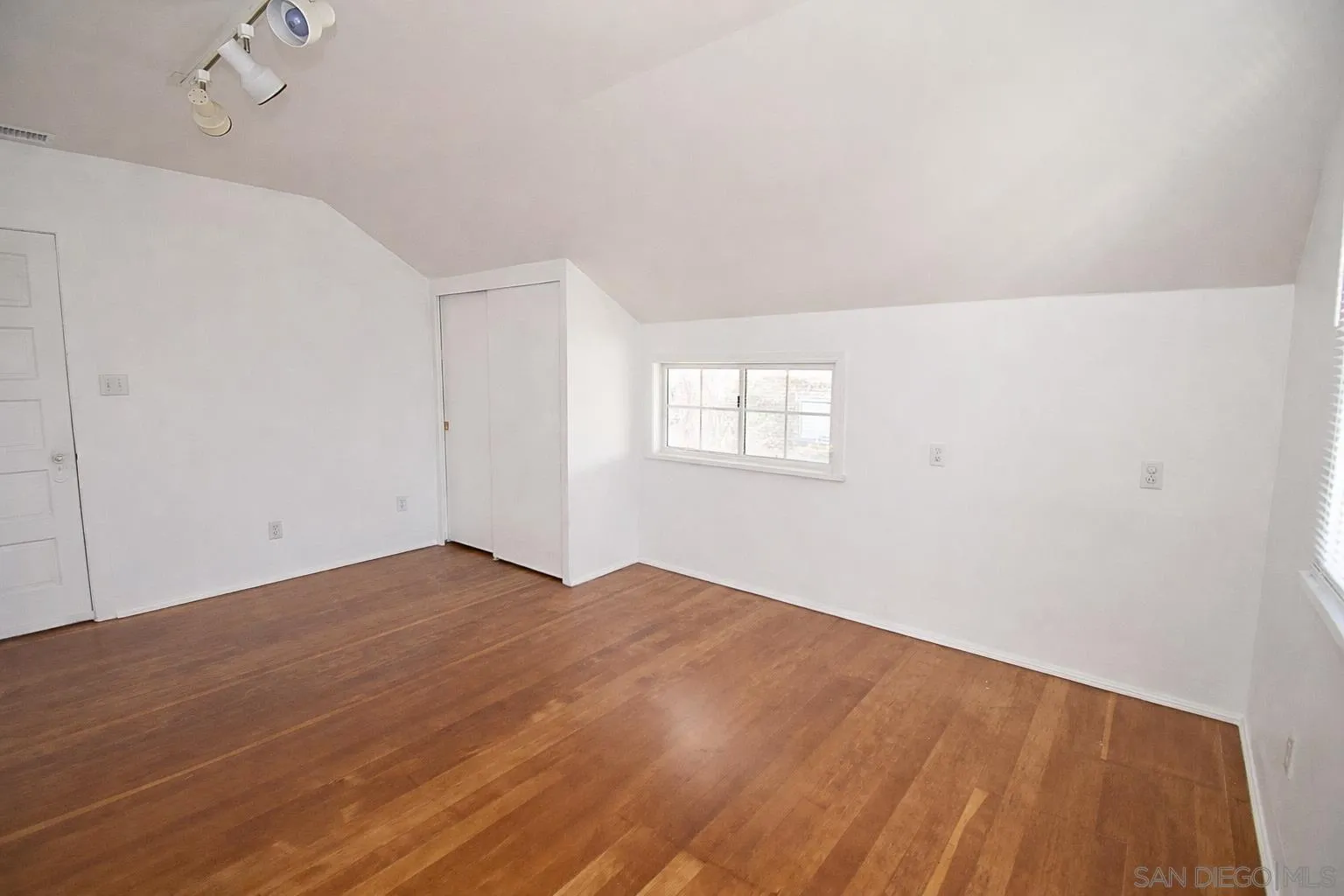https://cdn.realtyfeed.com/cdn/127/260004461/b7cb5902e743f109fe32606fc4225154.webp