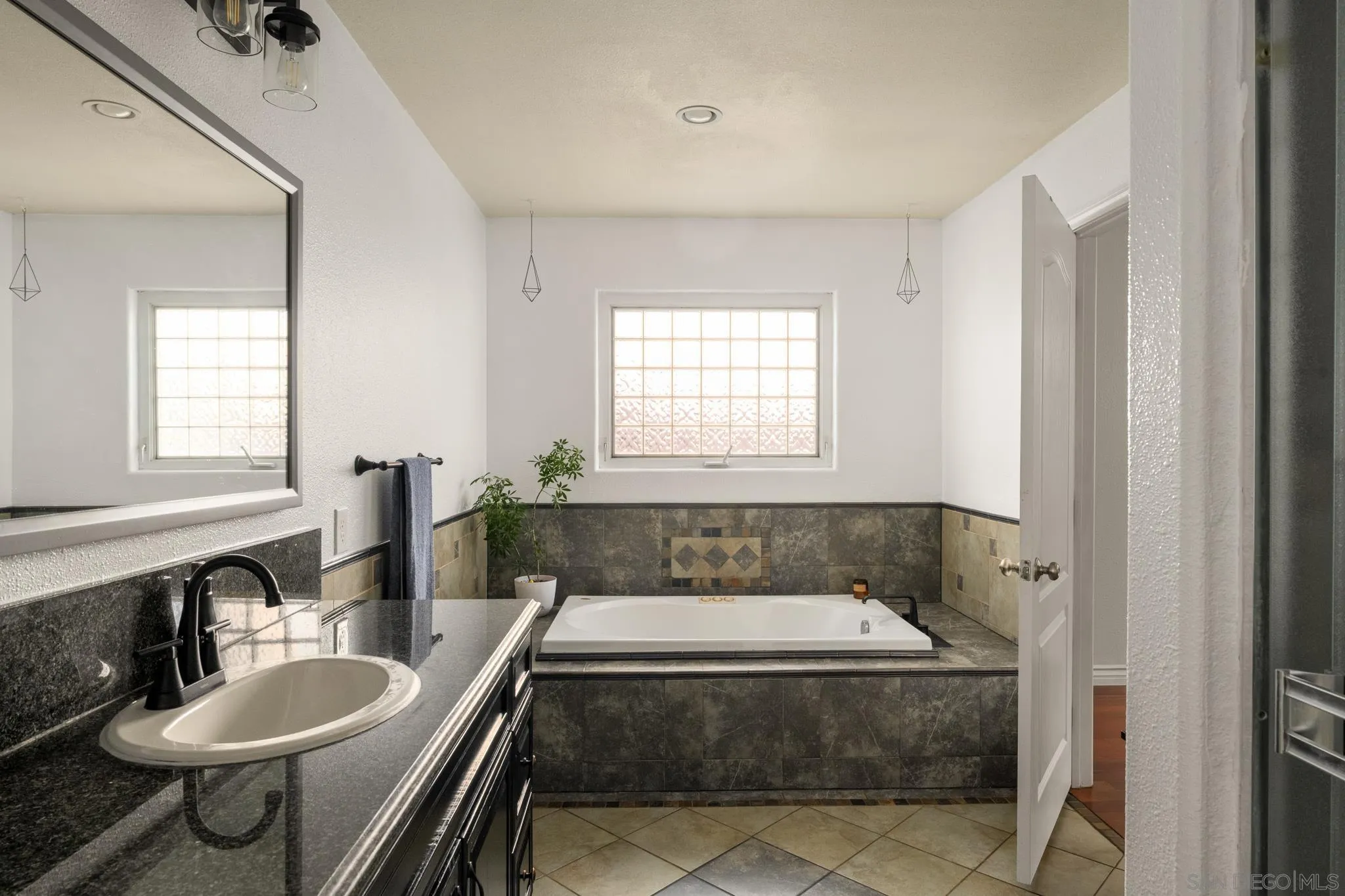 https://cdn.realtyfeed.com/cdn/127/260004503/992d31290156db392cb9117e53e05a96.webp