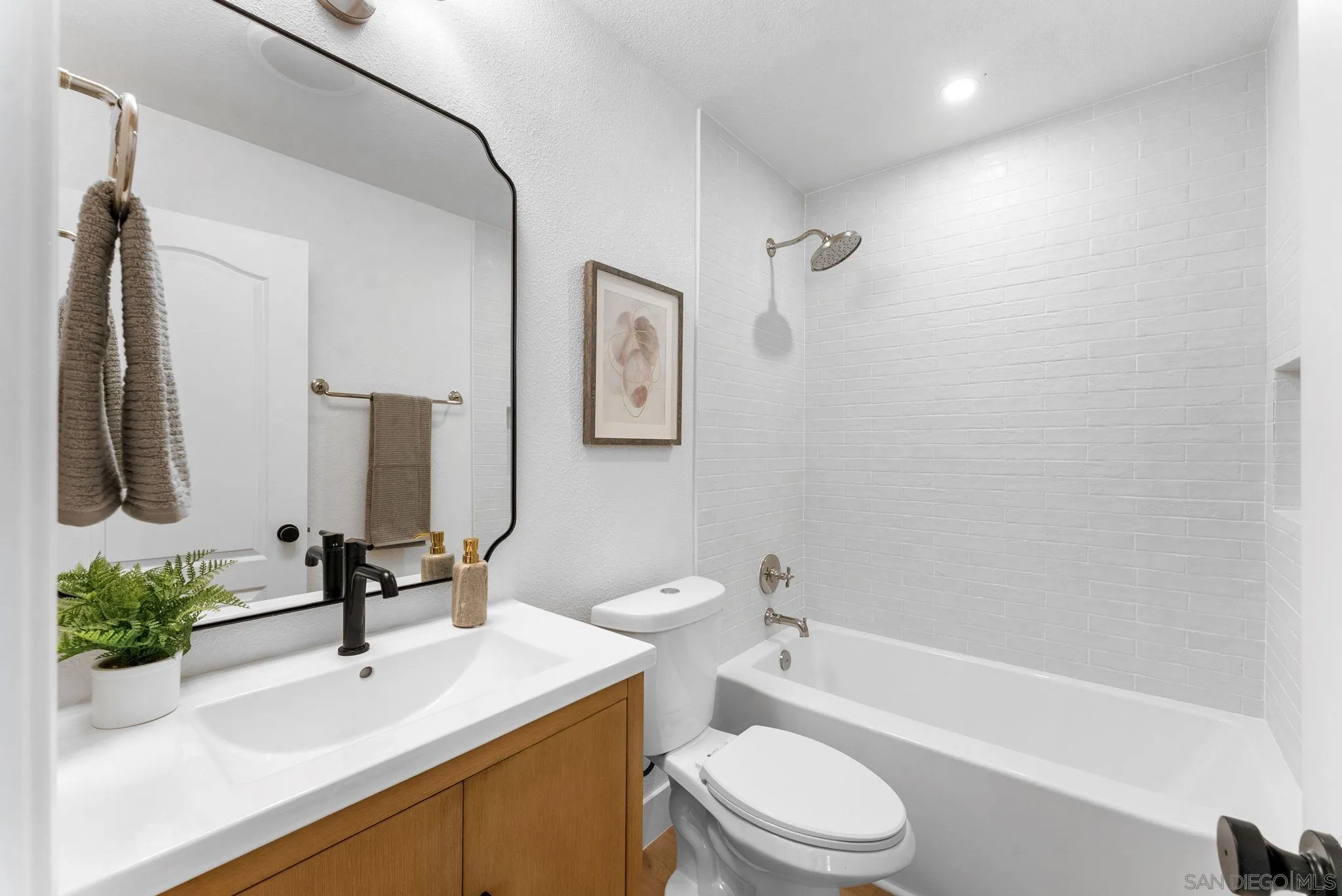 https://cdn.realtyfeed.com/cdn/127/260004537/fbe2693df435ebc0ee798255400b94a6.webp